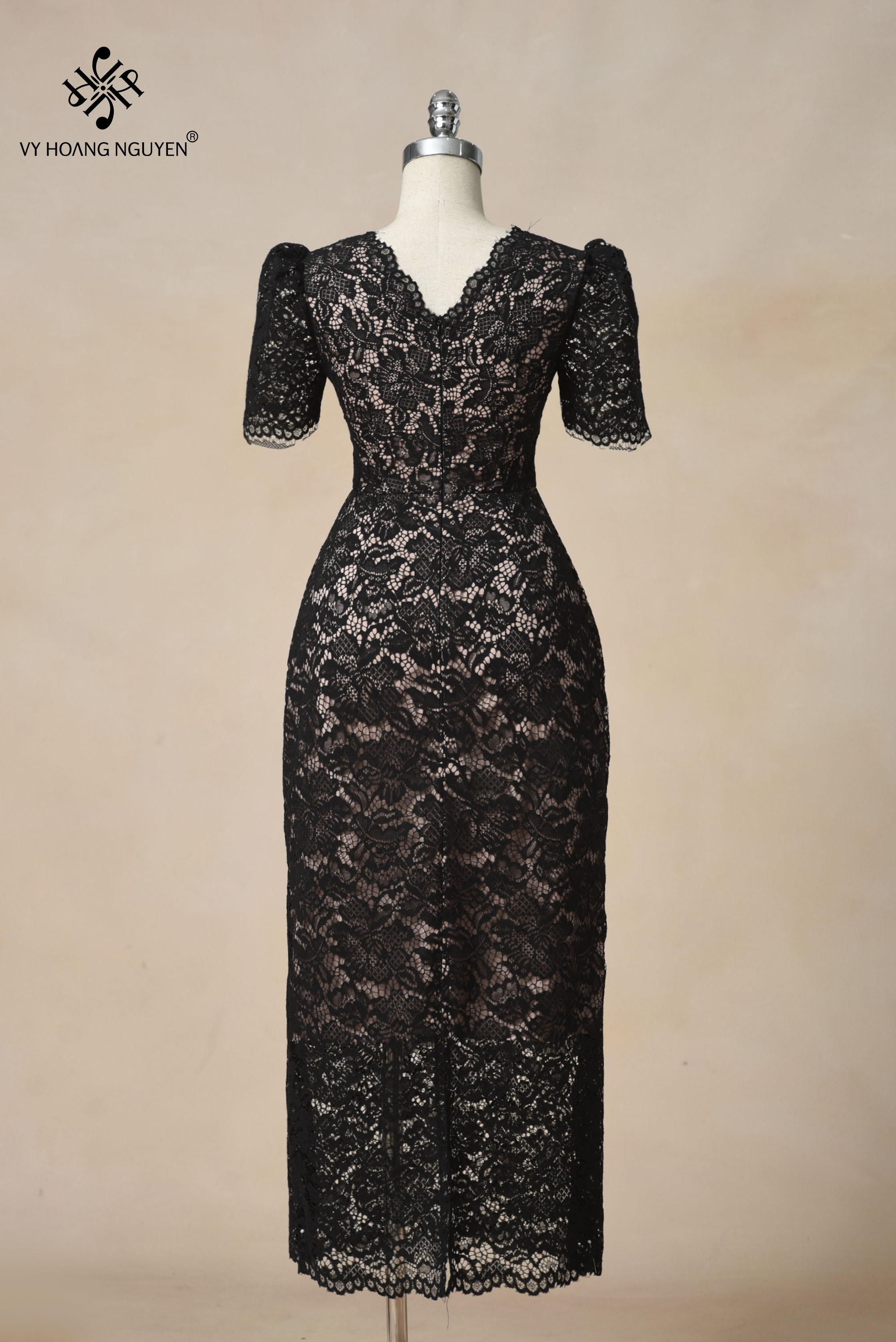 Đầm Suông Bút Chì Ren Hoa Cổ V