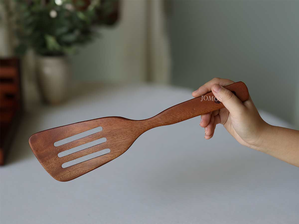 Sạn Chiên Xào Có Rãnh Gỗ Xà Cừ J000102