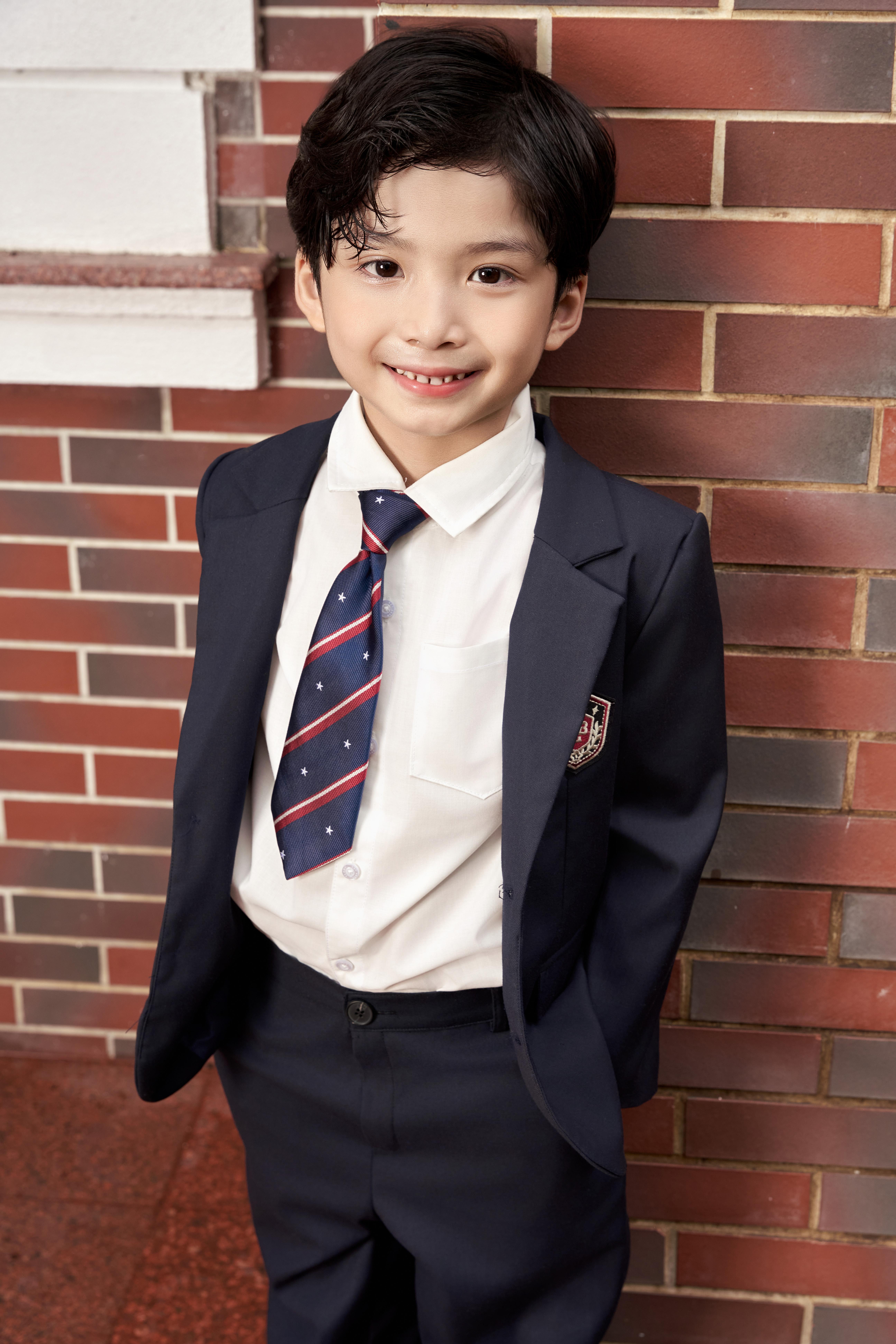 Blazer phối đính huy hiệu