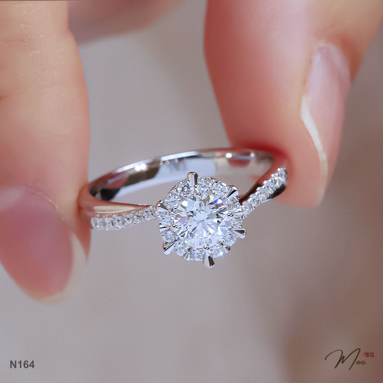 N164 - Nhẫn đá chủ cầu hôn pha lê viền chéo nữ hoàng_thumbnail_3