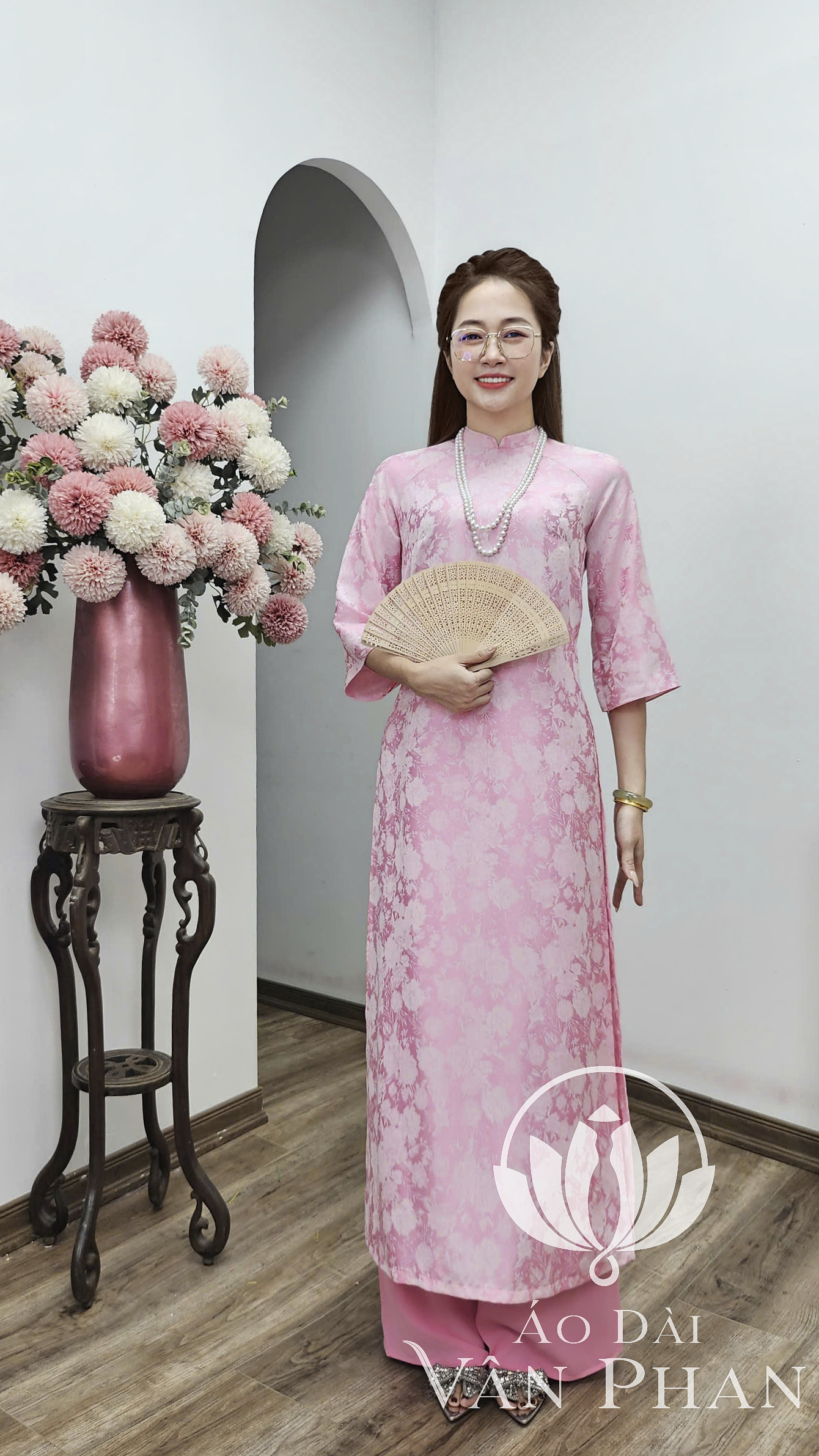 CT321 áo dài cách tân gấm 2p tay loe màu Hồng Nhật hoa trắng_thumbnail_2