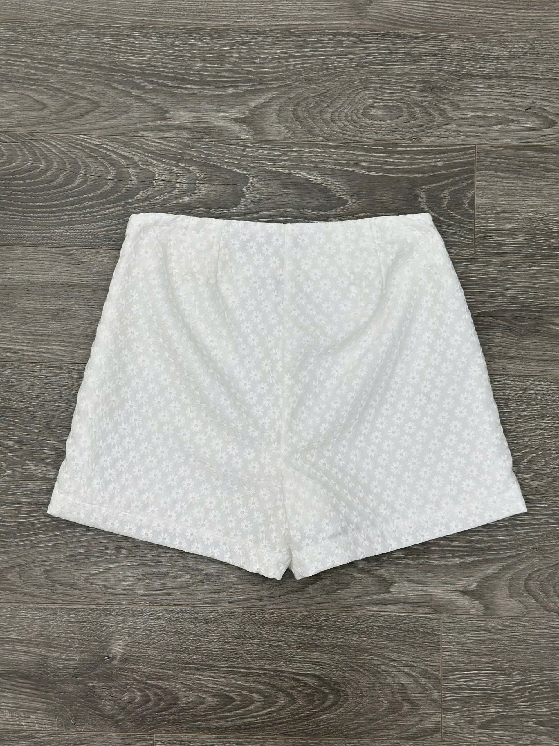 SALE Q35 QUẦN SHORT THÊU TRẮNG_thumbnail_5