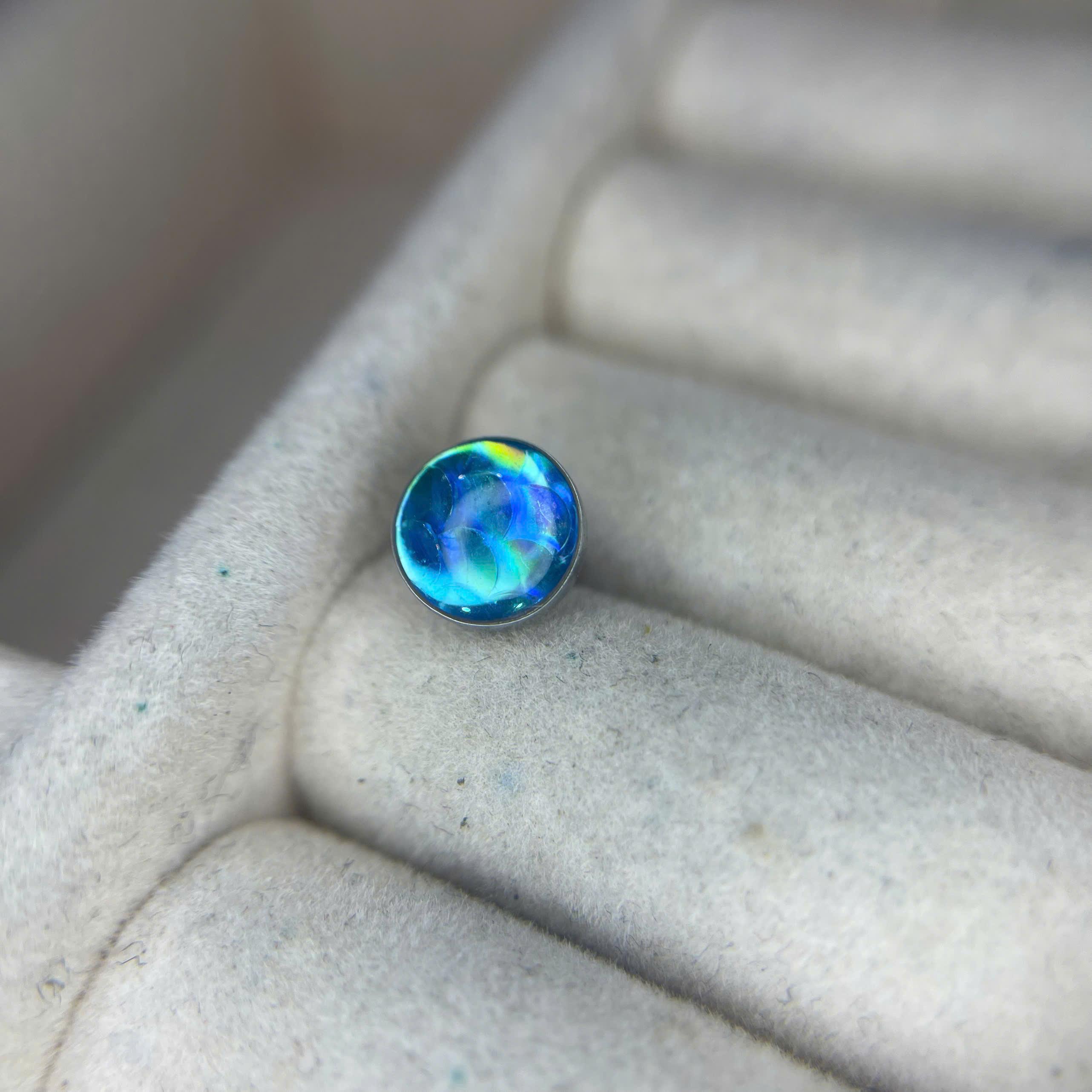 Lưỡi đá loang màu xanh biển kiểu vẩy cá.