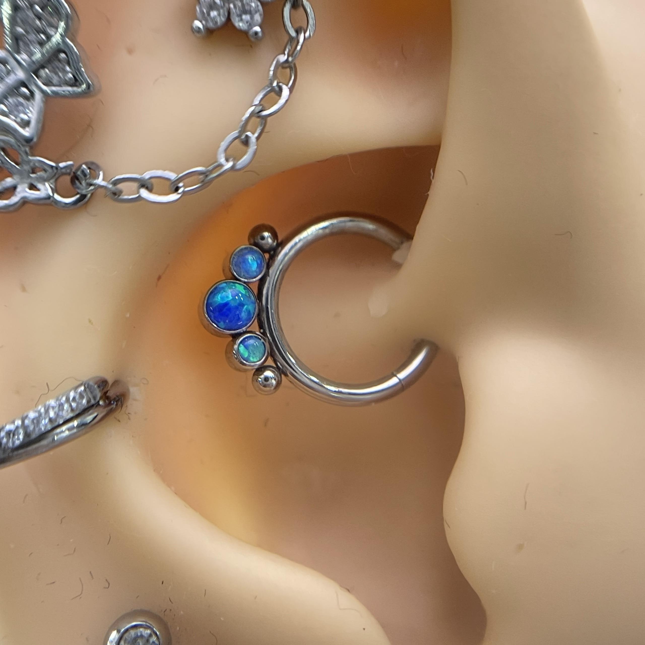 Khuyên daith titan 3 đá opal xanh dương._thumbnail_3