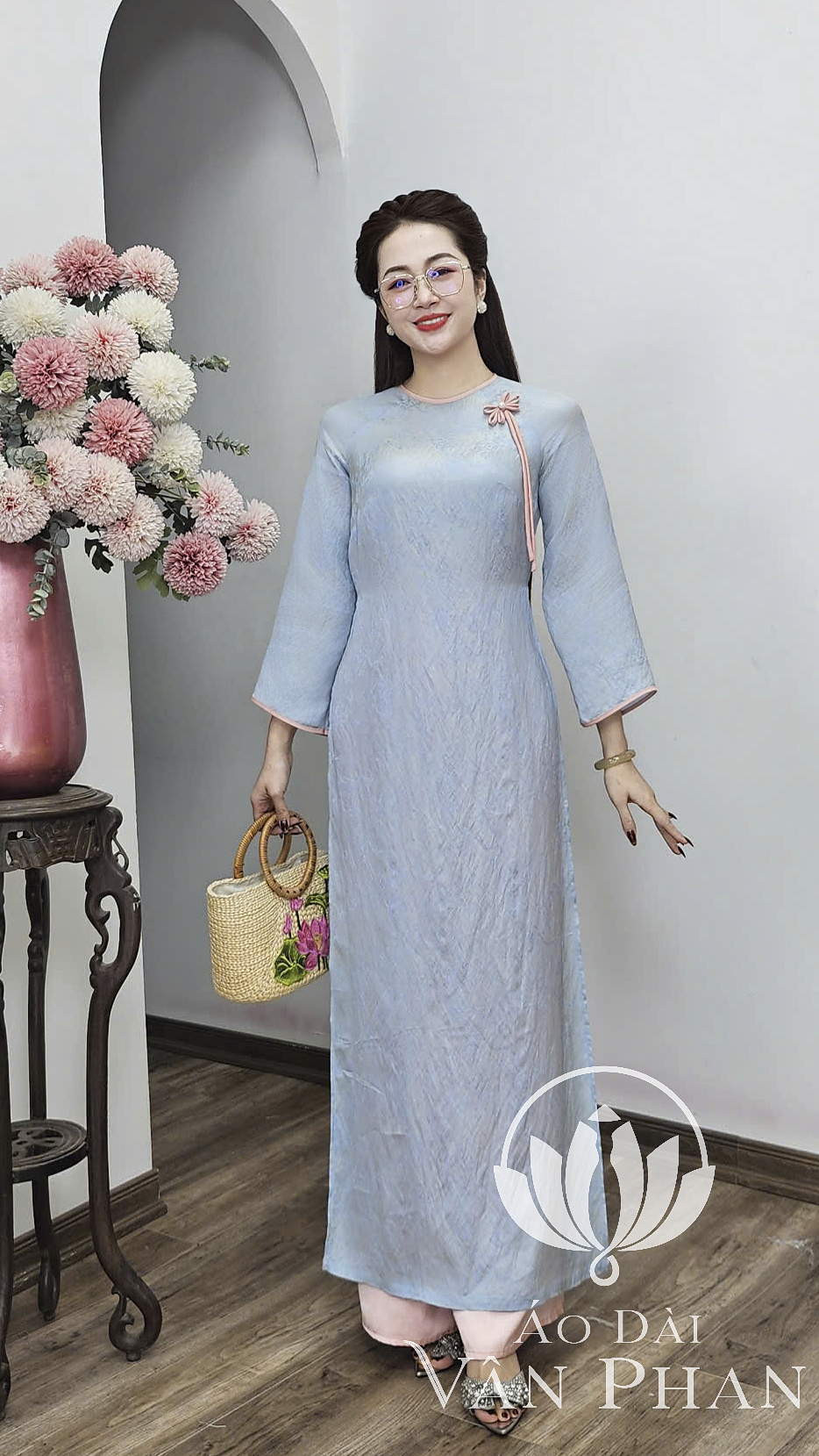 CT376 áo dài cách tân cổ khít tay loe tơ tằm xanh nhạt viền hồng