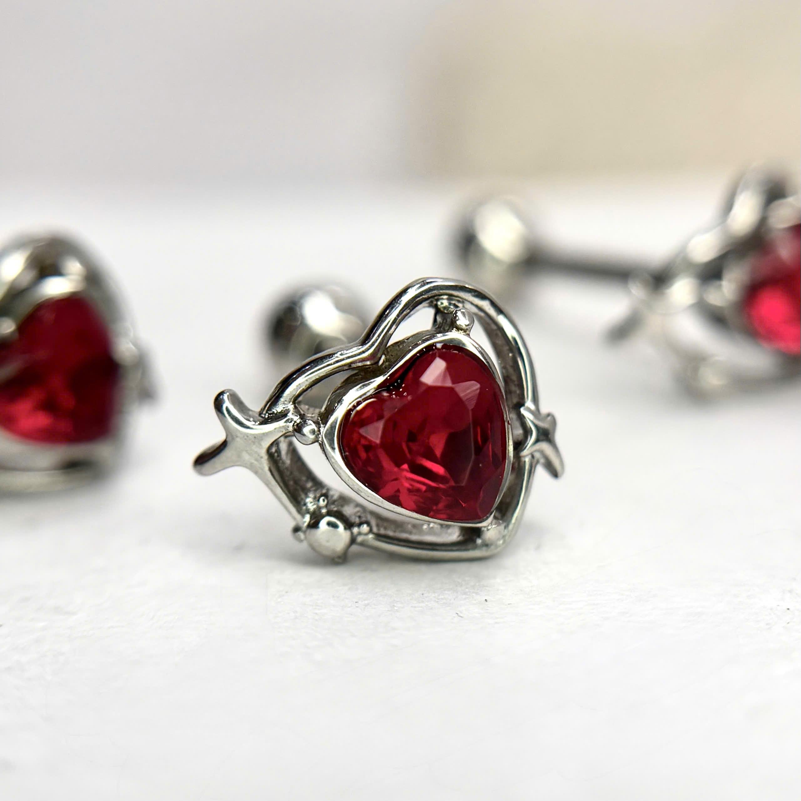 Khuyên lưỡi trái tim đá đỏ_thumbnail_3