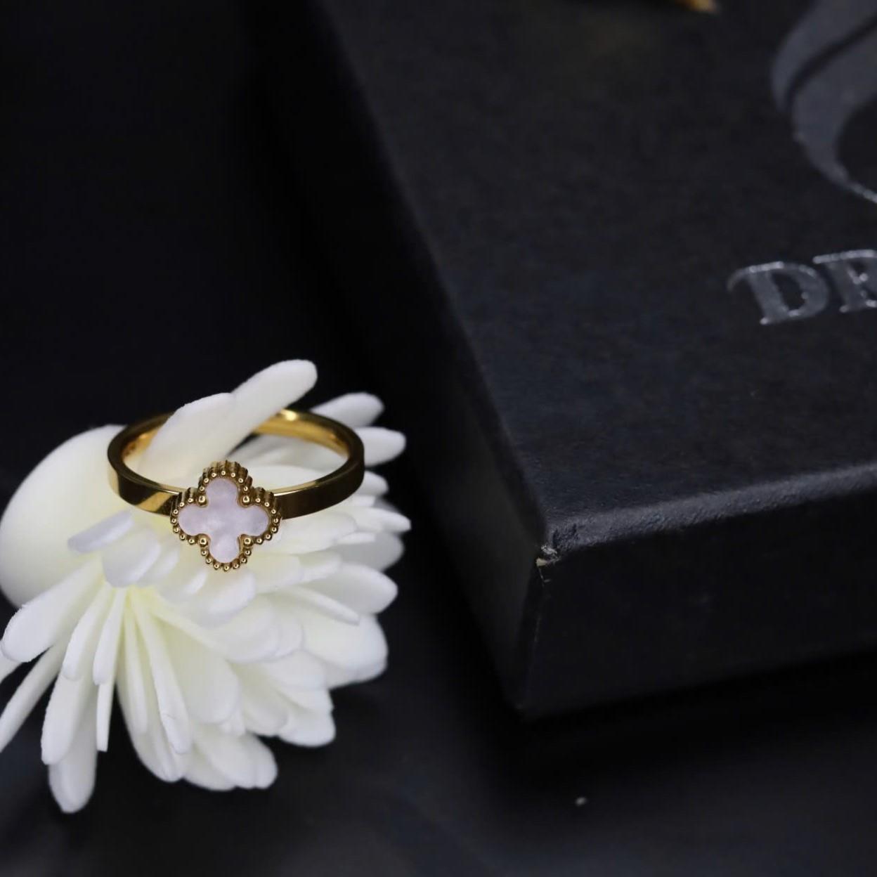 Nhẫn kiểu vancleef trắng size 7_thumbnail_2