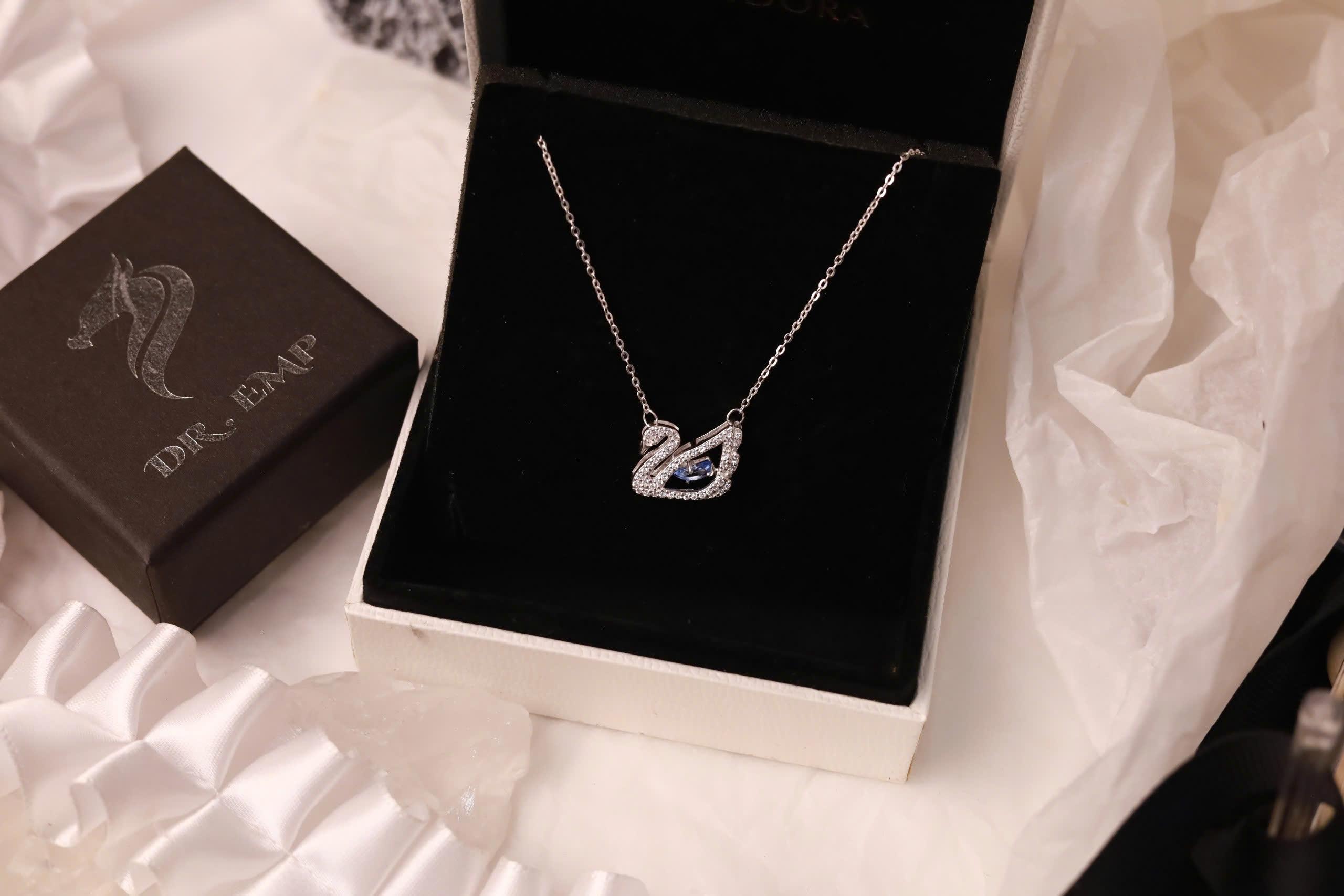 Vòng cổ bạc thiên nga đính đá xanh xi bạch kim