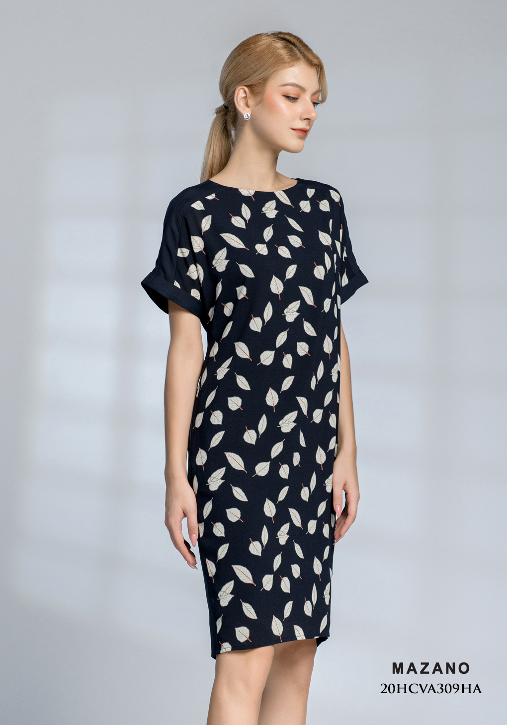 Đầm đen suông họa tiết phối lưng xanh trơn