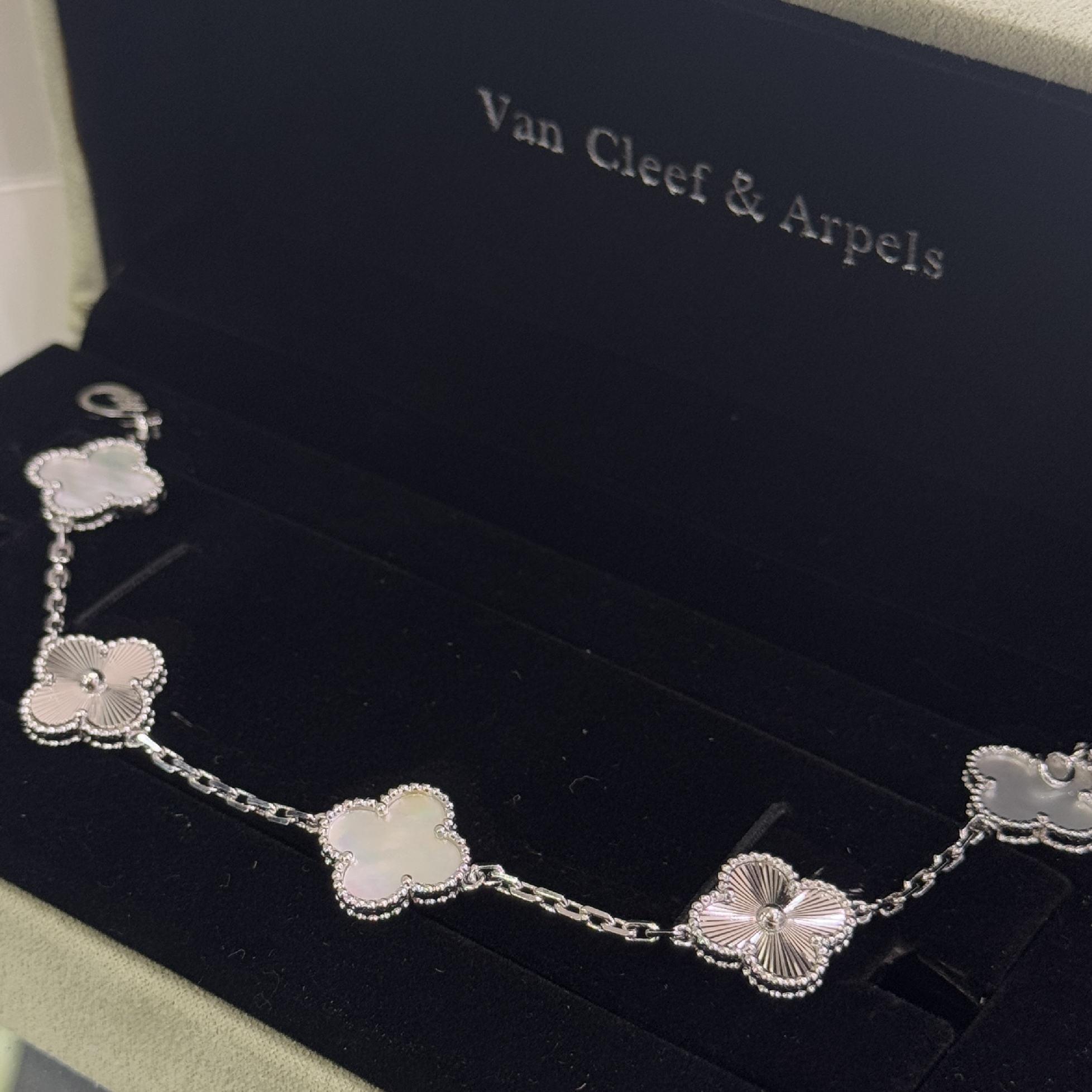 vòng tay titan mạ vàng trắng vancleef to trắng xà cừ mix sọc bạc _thumbnail_0