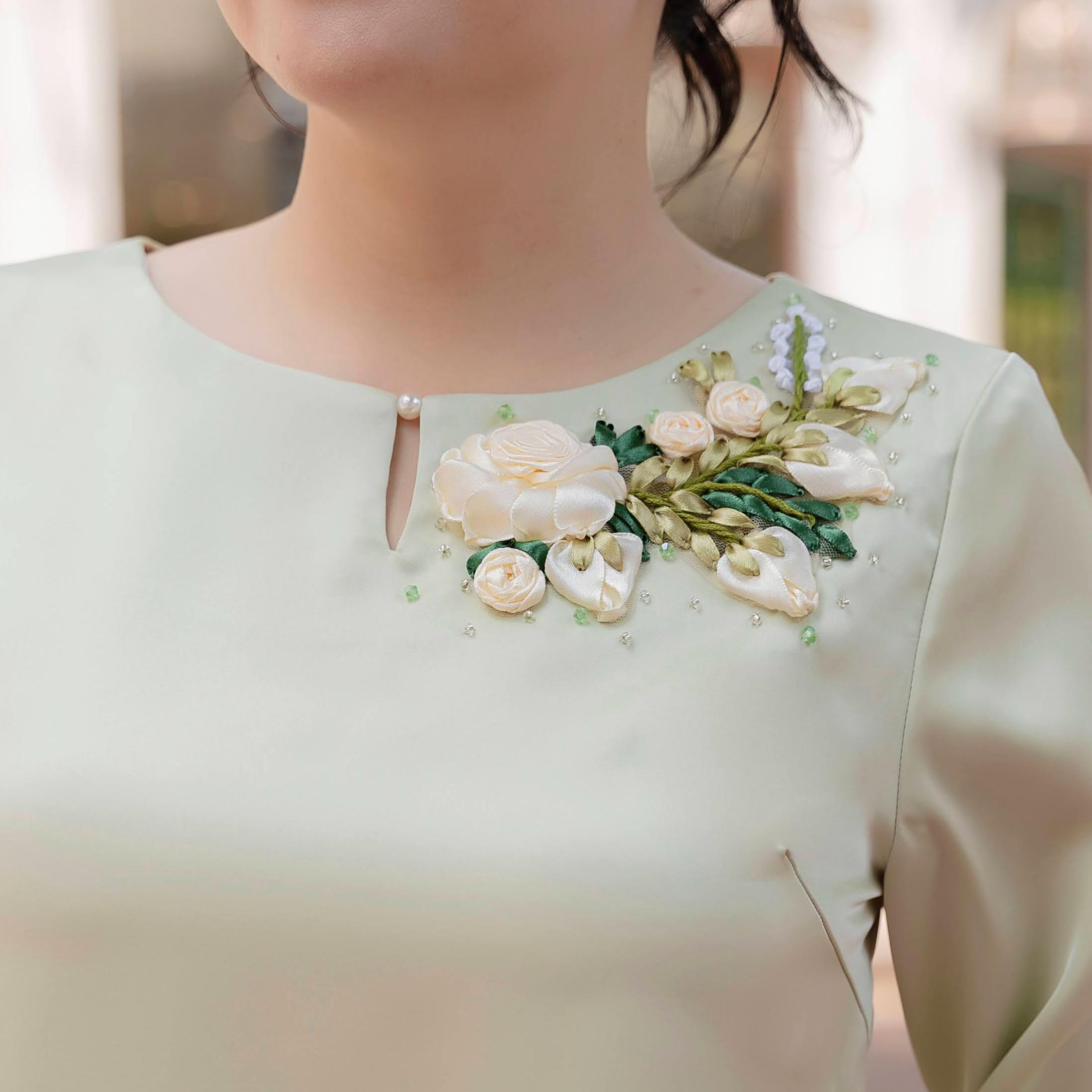 GUMOM - Áo Kiểu Trung Niên U50 U60 Cao Cấp Cổ Tròn Tay Lỡ Thêu Hoa ruy băng thủ công Sang Trọng Cho Nữ - Women Nhung Kem Xanh Nho Tua Rua Top Voi_thumbnail_3