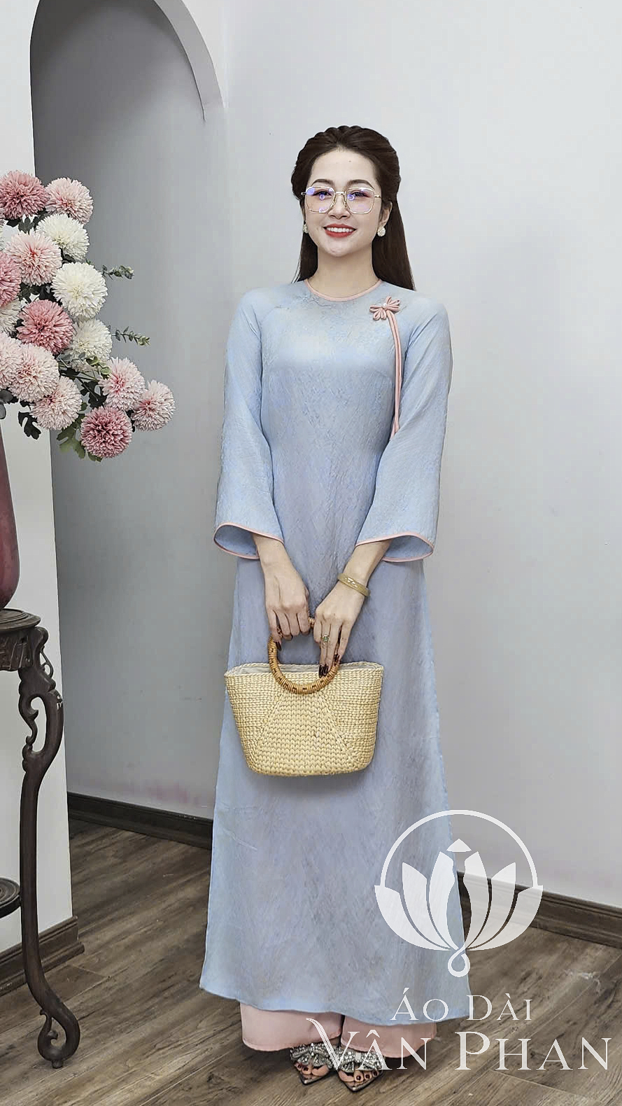 CT376 áo dài cách tân cổ khít tay loe tơ tằm xanh nhạt viền hồng