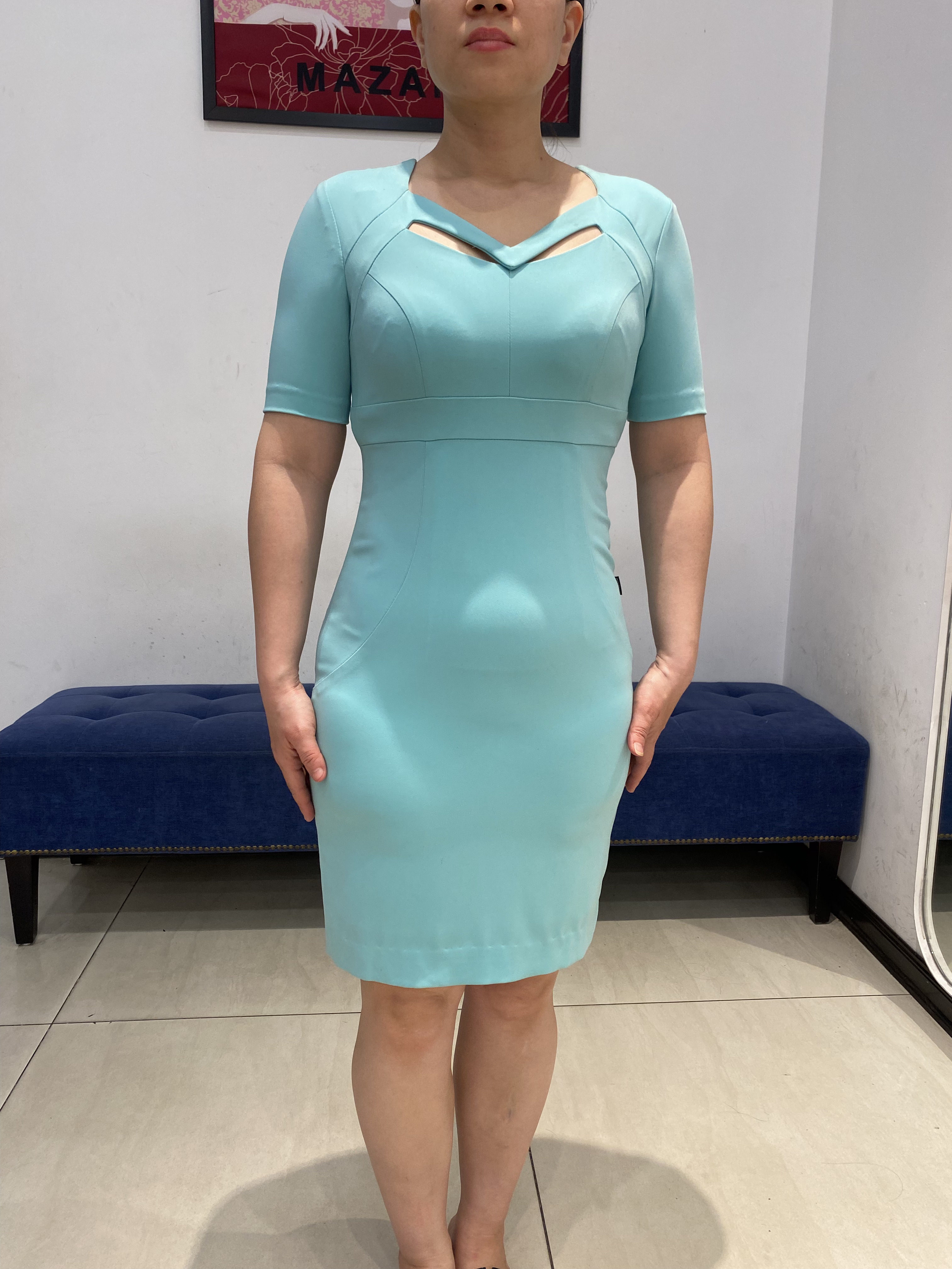 Váy xanh cổ đính đá