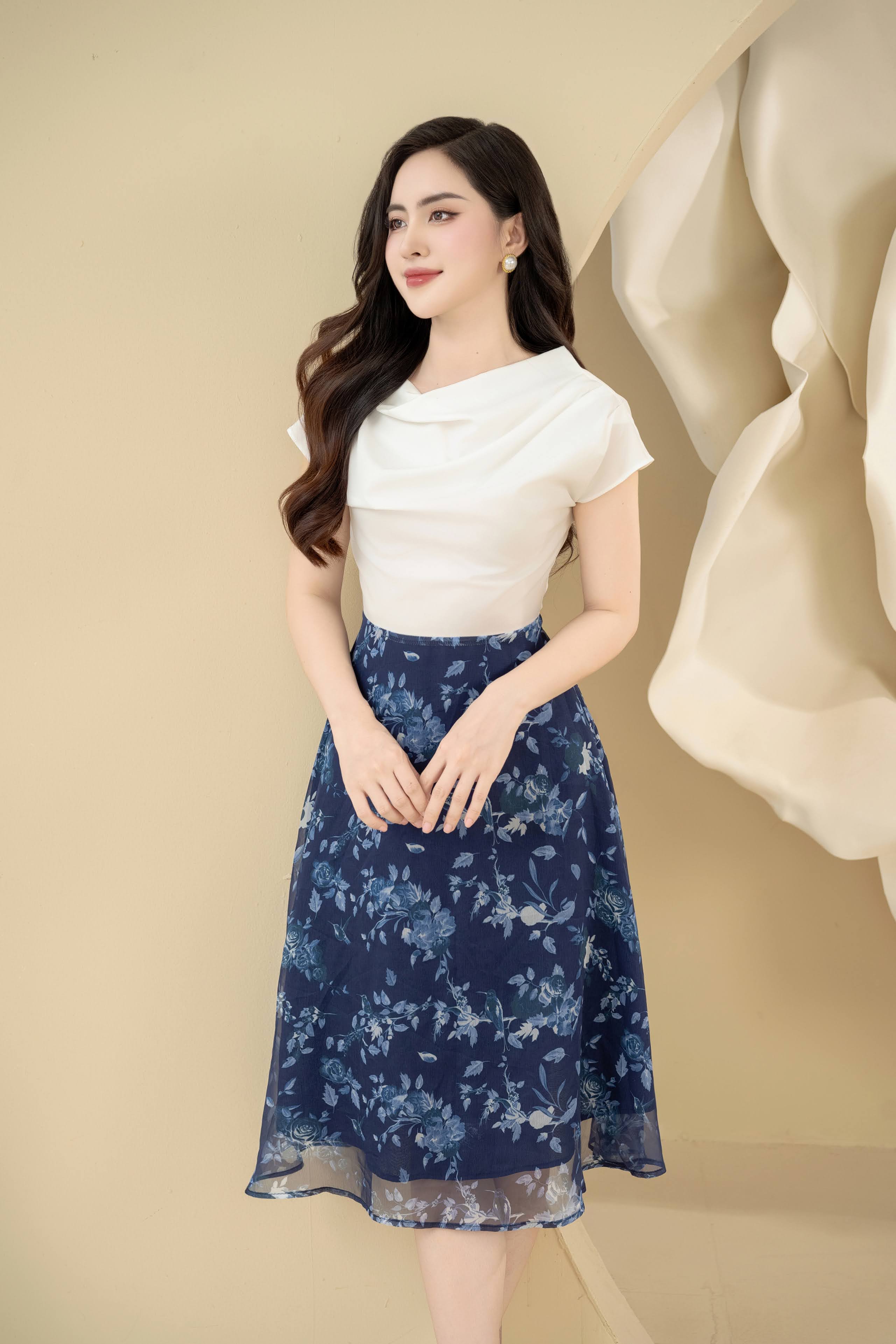 Đầm xoè trắng cổ đổ phối chân váy hoa xanh_thumbnail_0