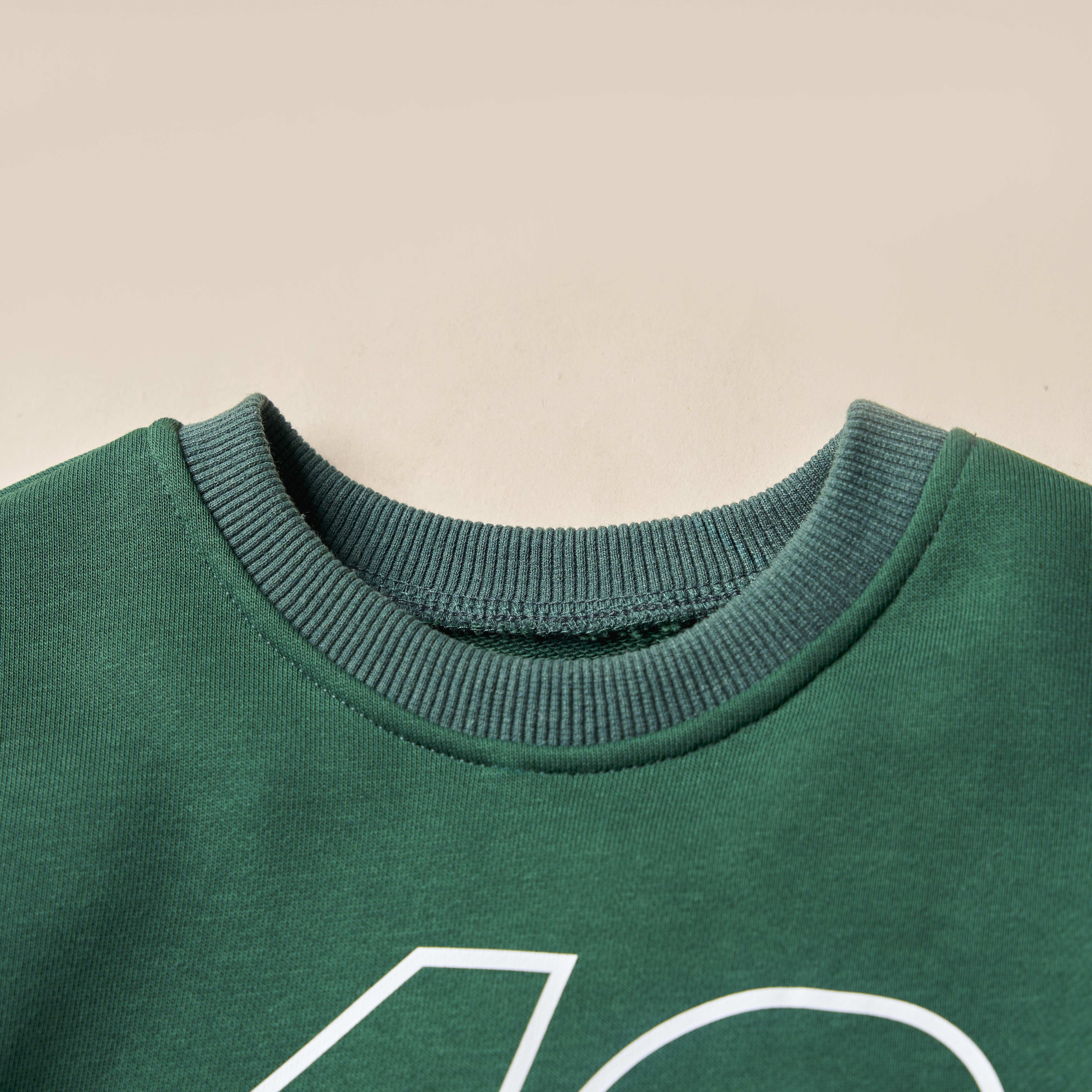 Áo sweater in hình thân trước