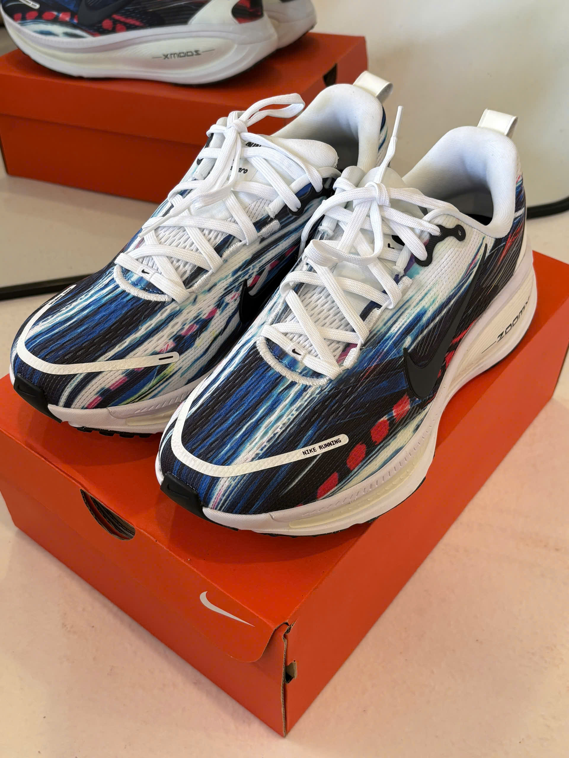 Nike Vomero 18 SE IB8164-999_thumbnail_4