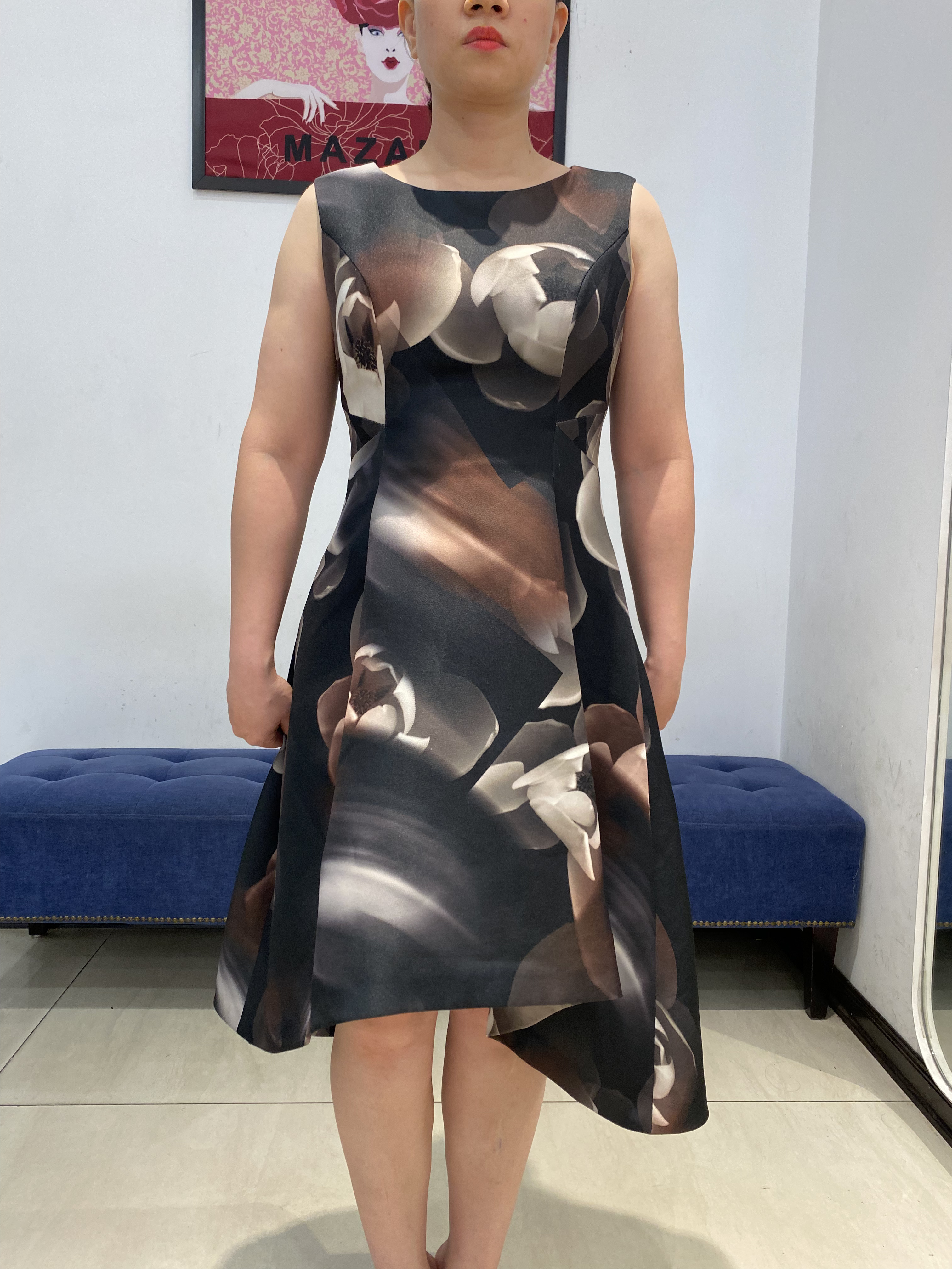 Đầm thân ôm hoa xám sát tay