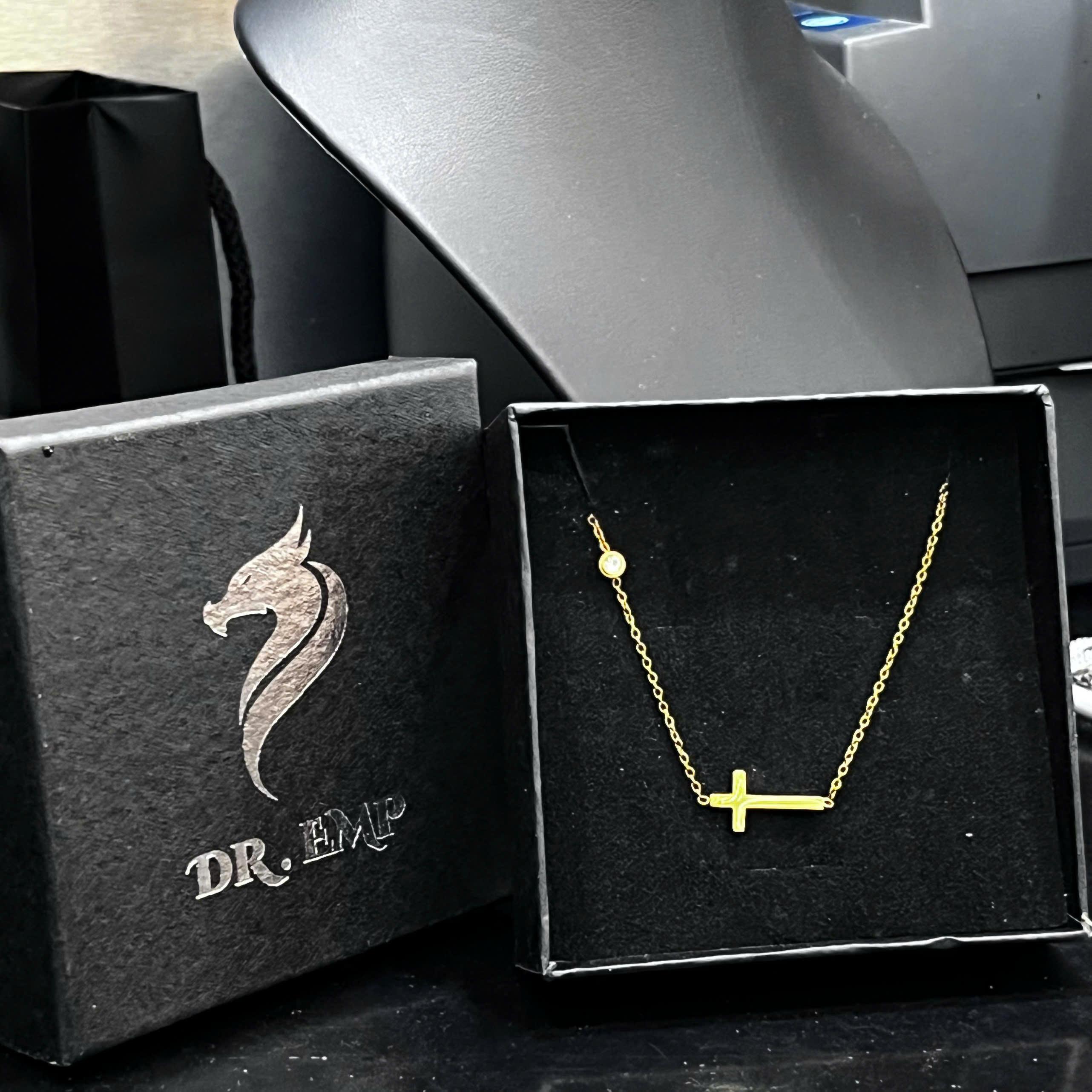 Vòng cổ titan vàng thánh giá.