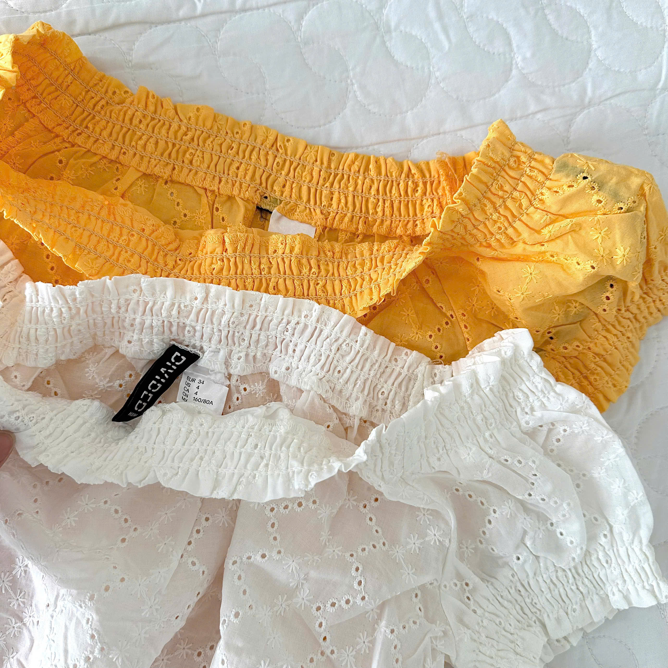 A105 ÁO KIỂU ĐỤC LỔ 2 MÀU_thumbnail_11