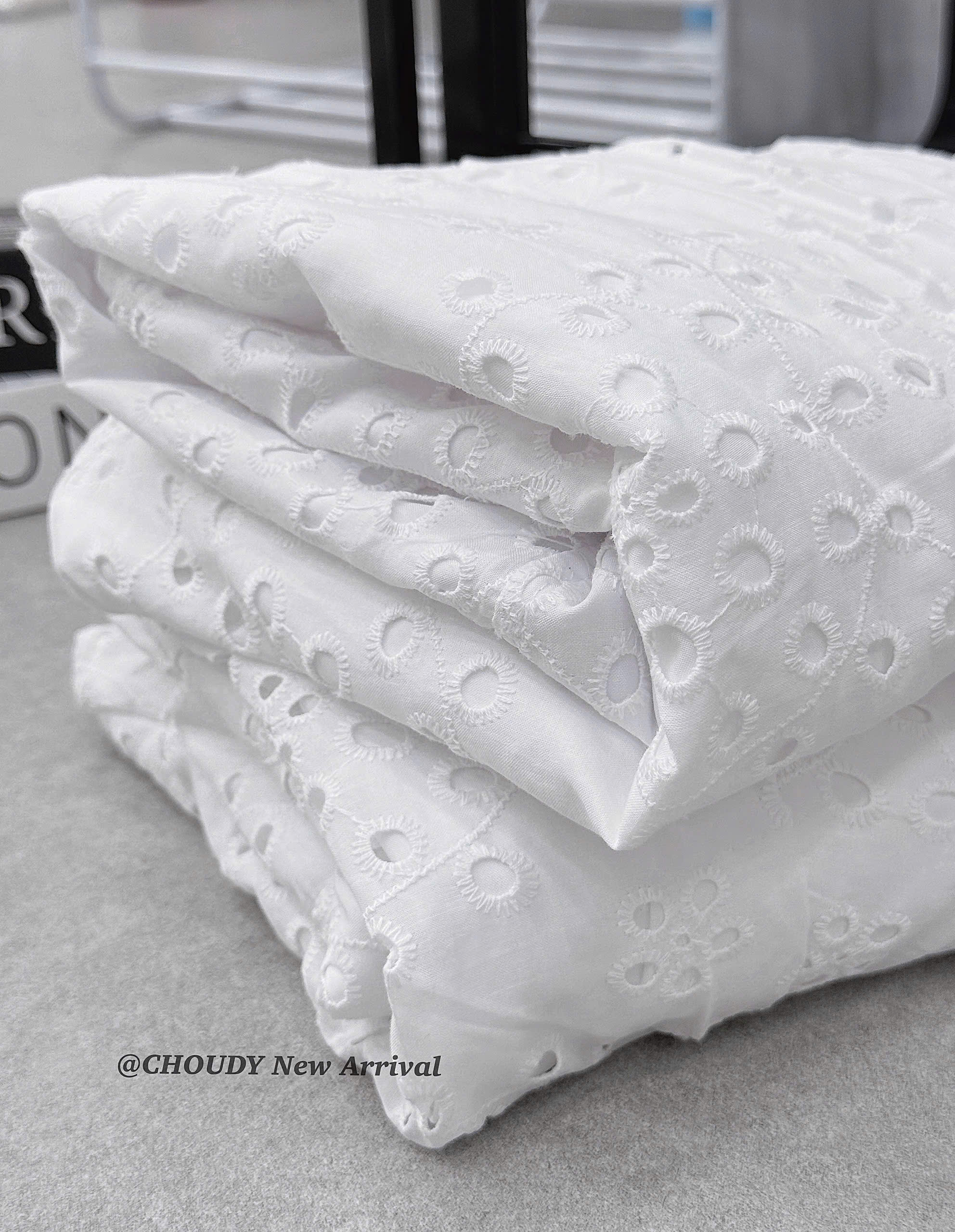 SALE U541 CHÂN VÁY TRẮNG ĐỤC LỖ_thumbnail_3