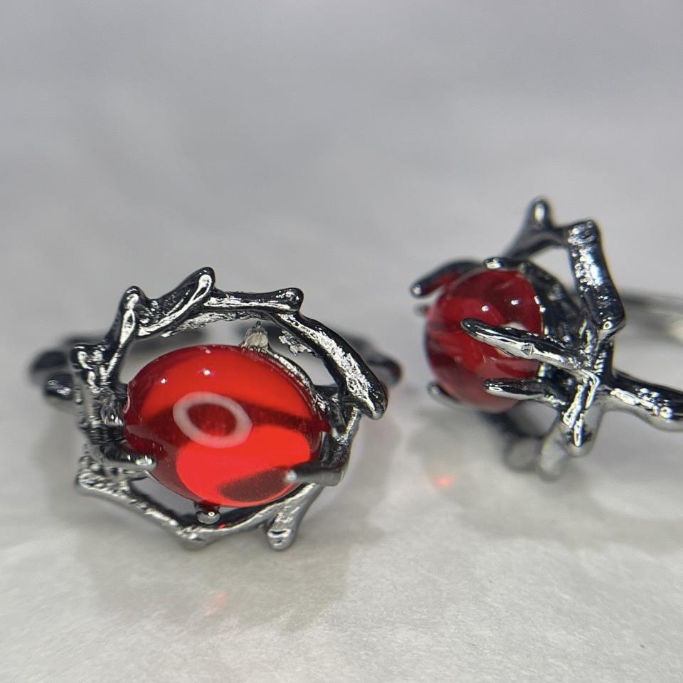 nhẫn kiểu móng vuốt ngậm ngọc đỏ._thumbnail_1