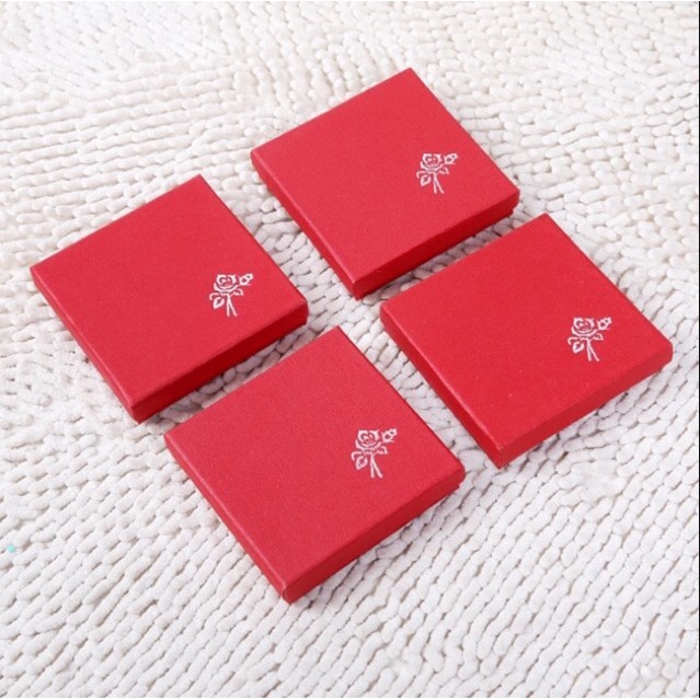 Hộp giấy vuông đỏ loại đẹp đựng quà, đựng nhẫn, lắc tay, vòng tay, nữ trang, dây chuyền H04_thumbnail_1