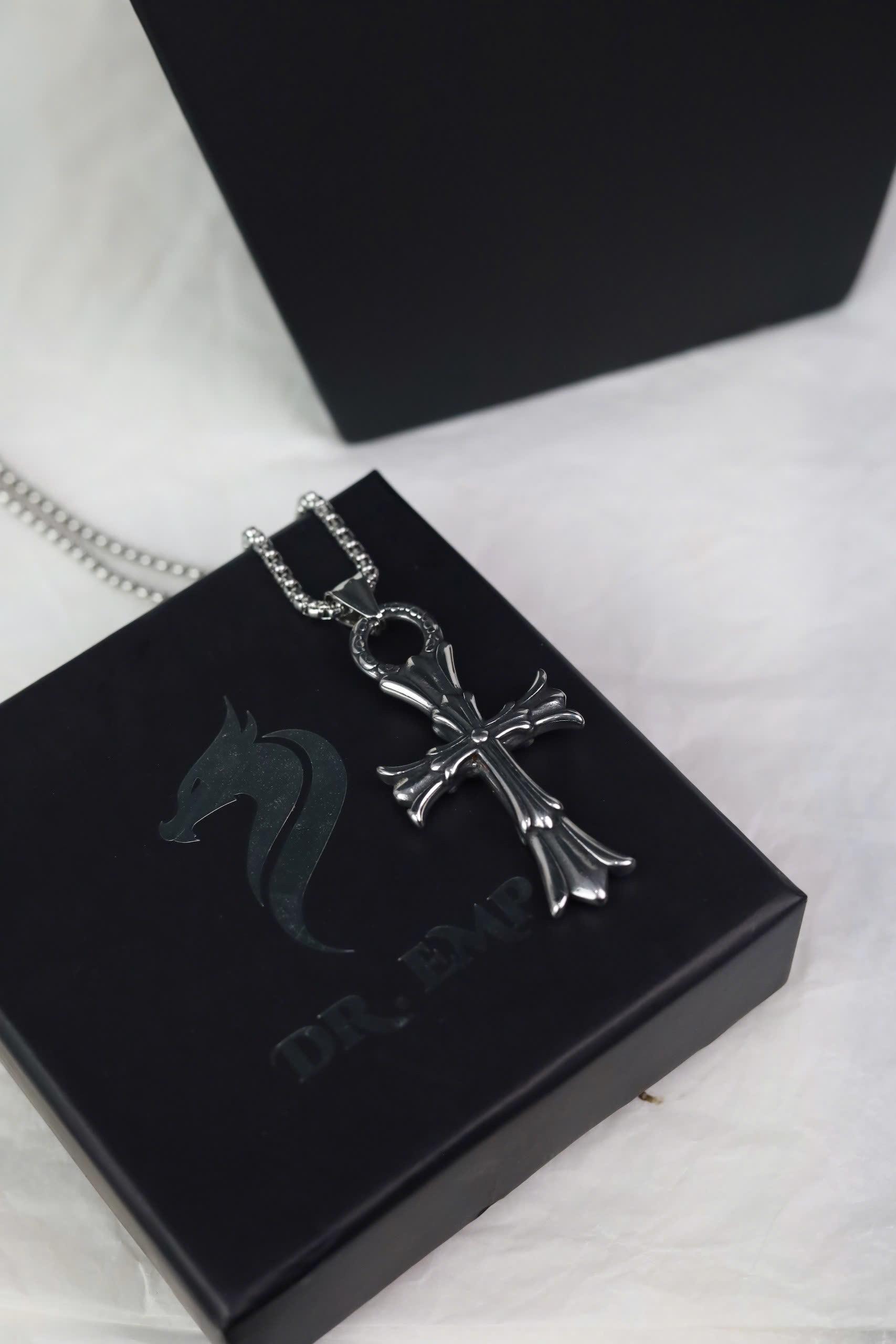 Vòng cổ titan thánh giá phong cách Gothic