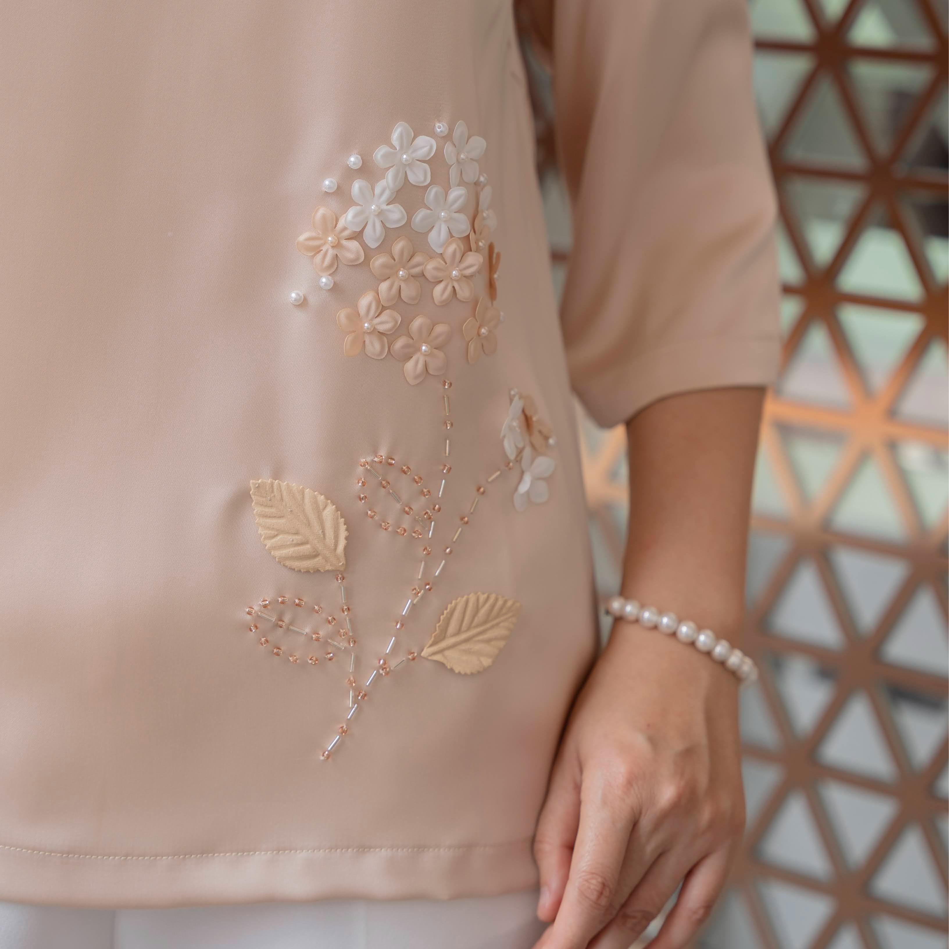 GUMOM - Áo Kiểu Trung Niên U50 U60 Cao Cấp Cổ Tròn Tay Lỡ Thêu Hoa Đính Nút Sang Trọng Cho Nữ - Women Nhung Kem Xanh Nho Tua Rua Top Voi_thumbnail_8