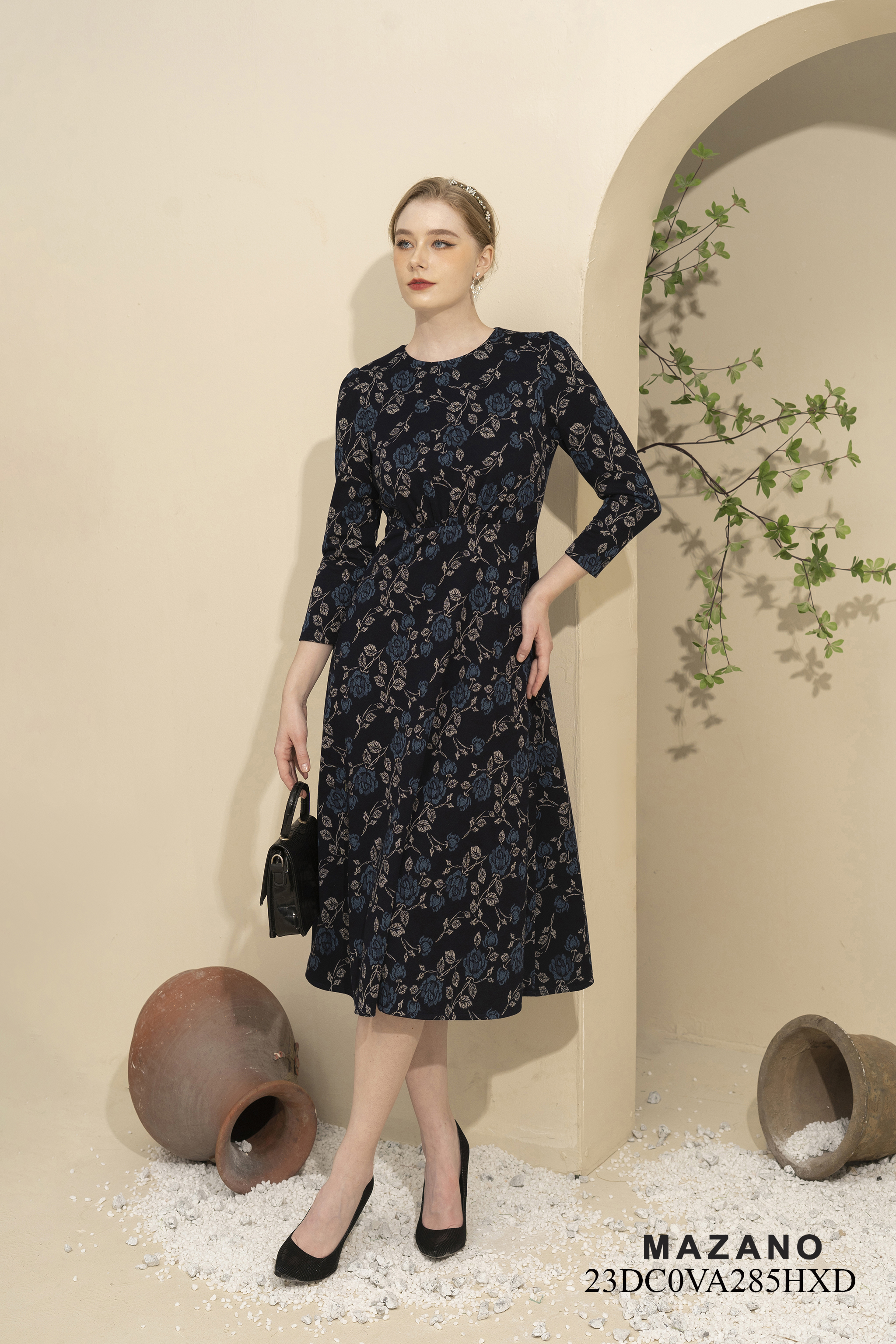 Đầm len nhún eo chân rủ họa tiết hoa hồng