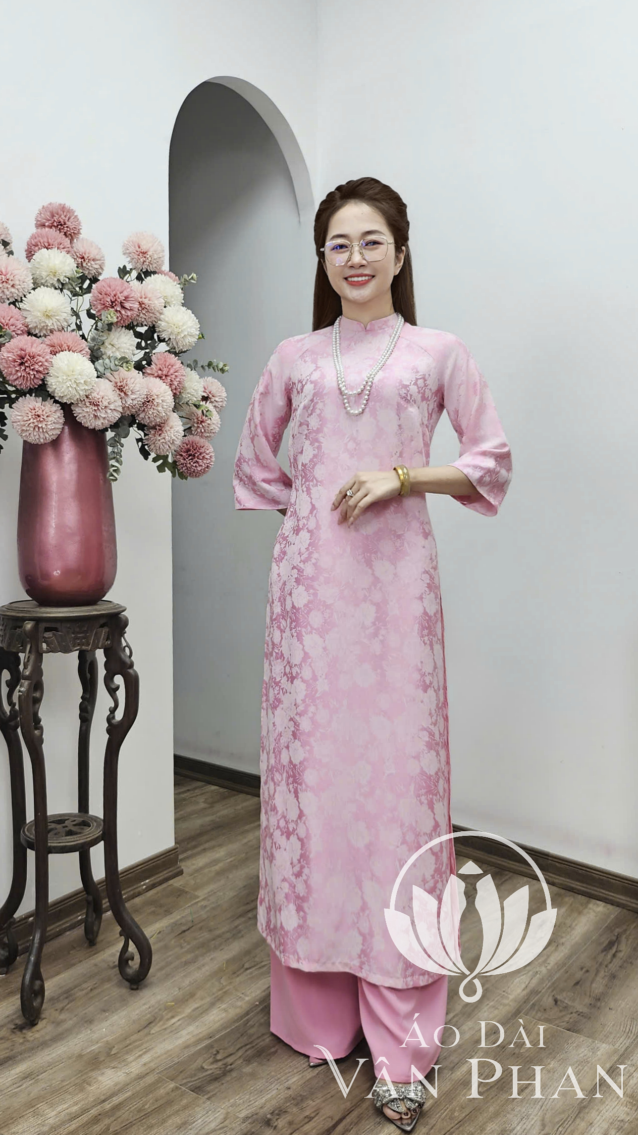 CT321 áo dài cách tân gấm 2p tay loe màu Hồng Nhật hoa trắng