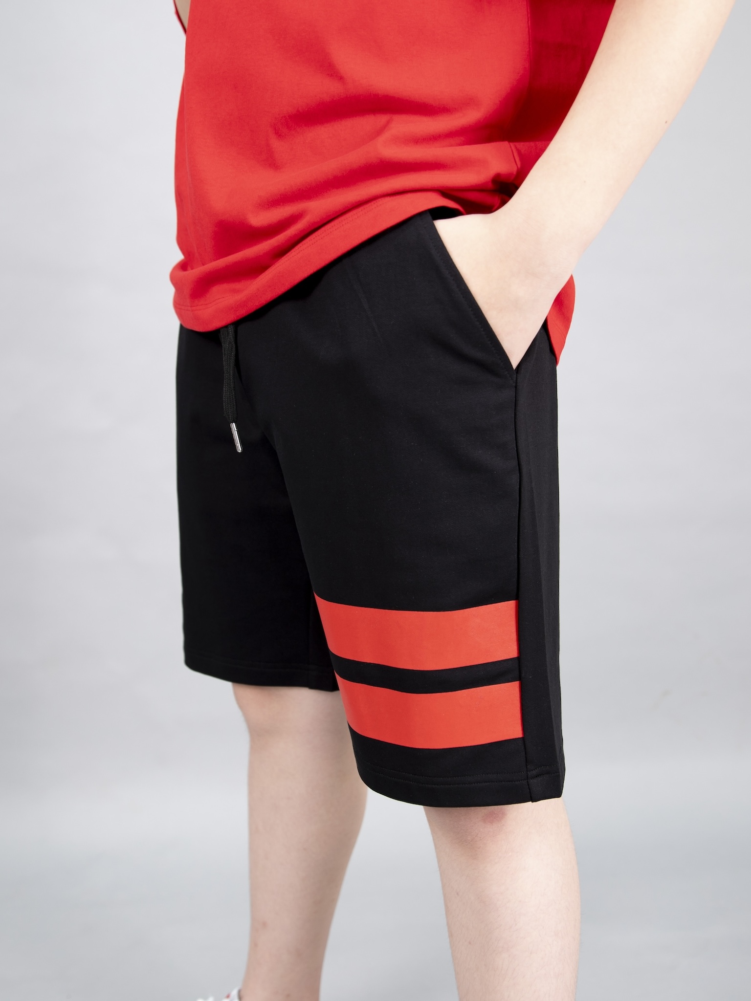 Quần short da cá đen in 2 sọc đỏ_thumbnail_1