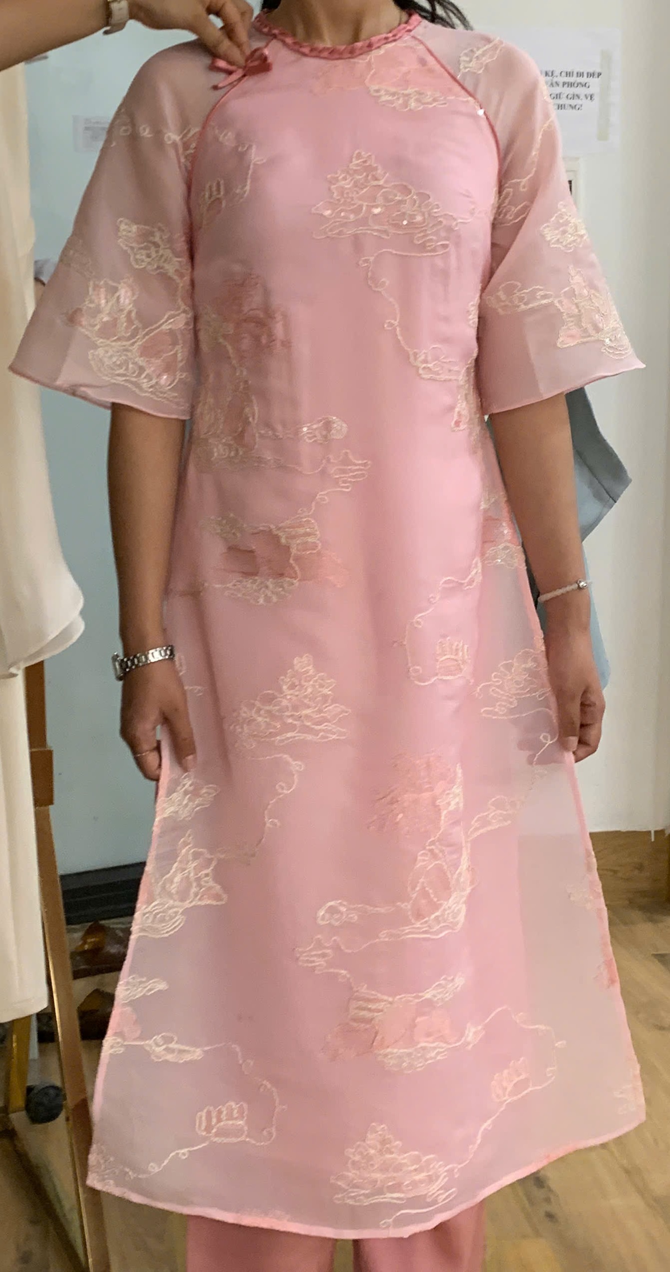 Áo dài thêu kim tuyến nổi