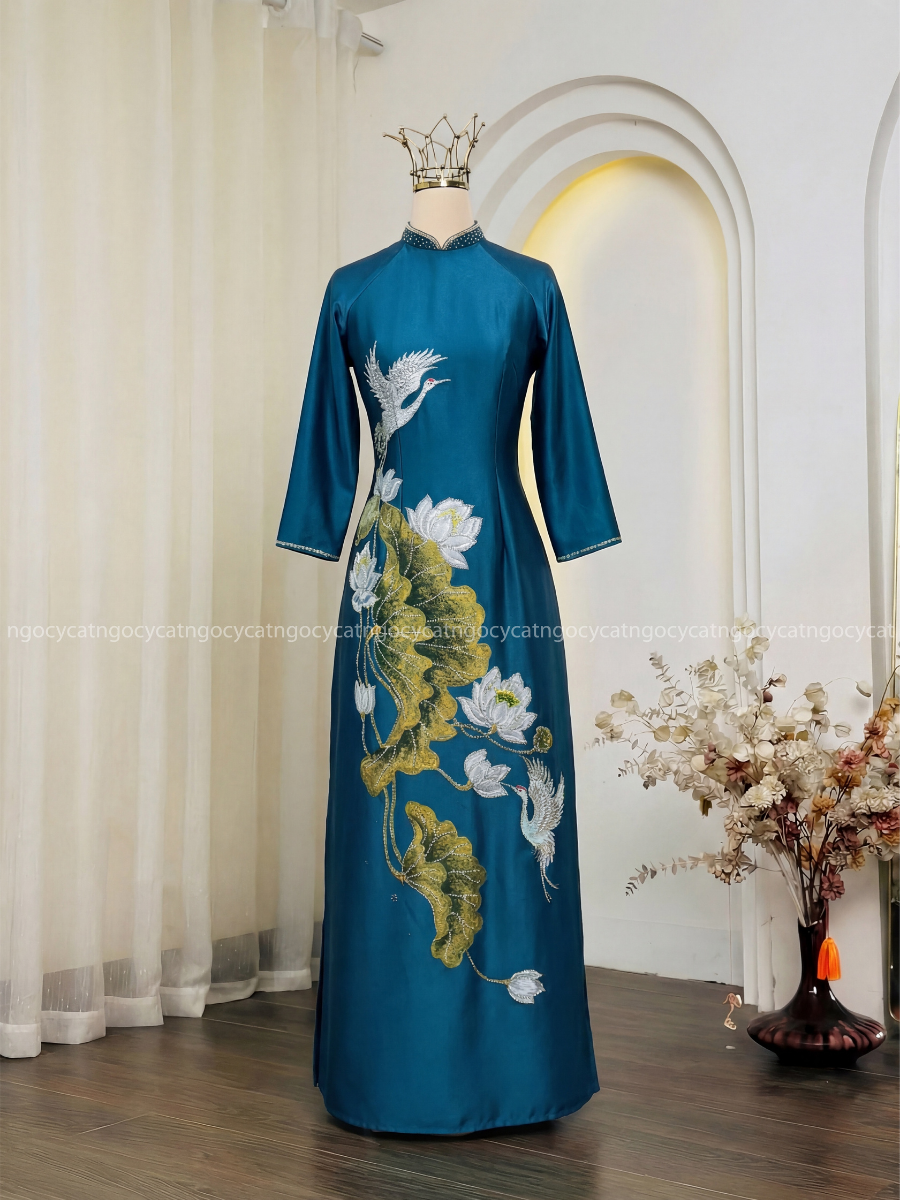 Áo Dài Bà Sui Màu Xanh Cổ Vịt Vẽ Lá Hoa Sen Hạc