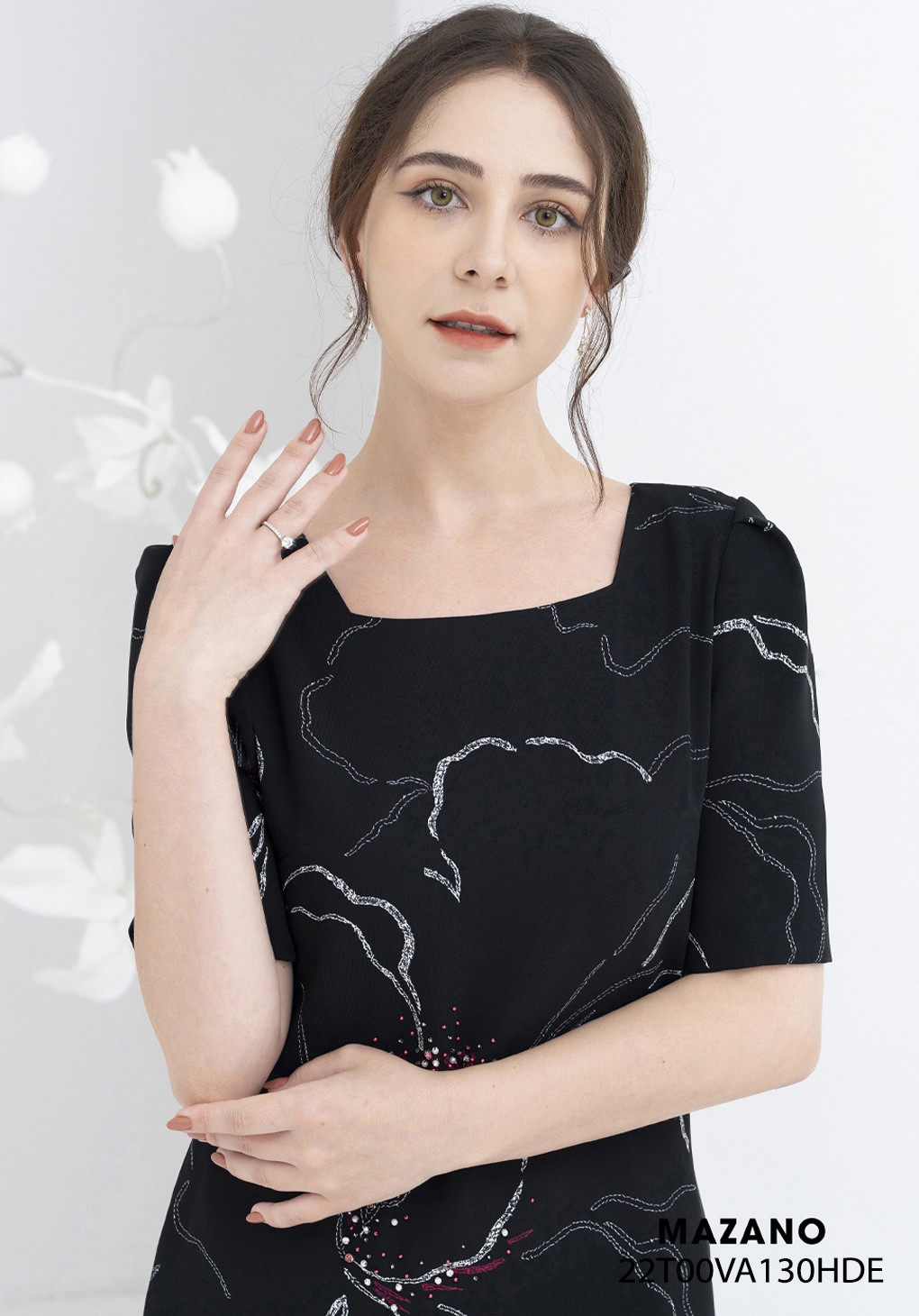 Đầm đen suông cổ thang đính trang trí eo theo họa tiết_thumbnail_3