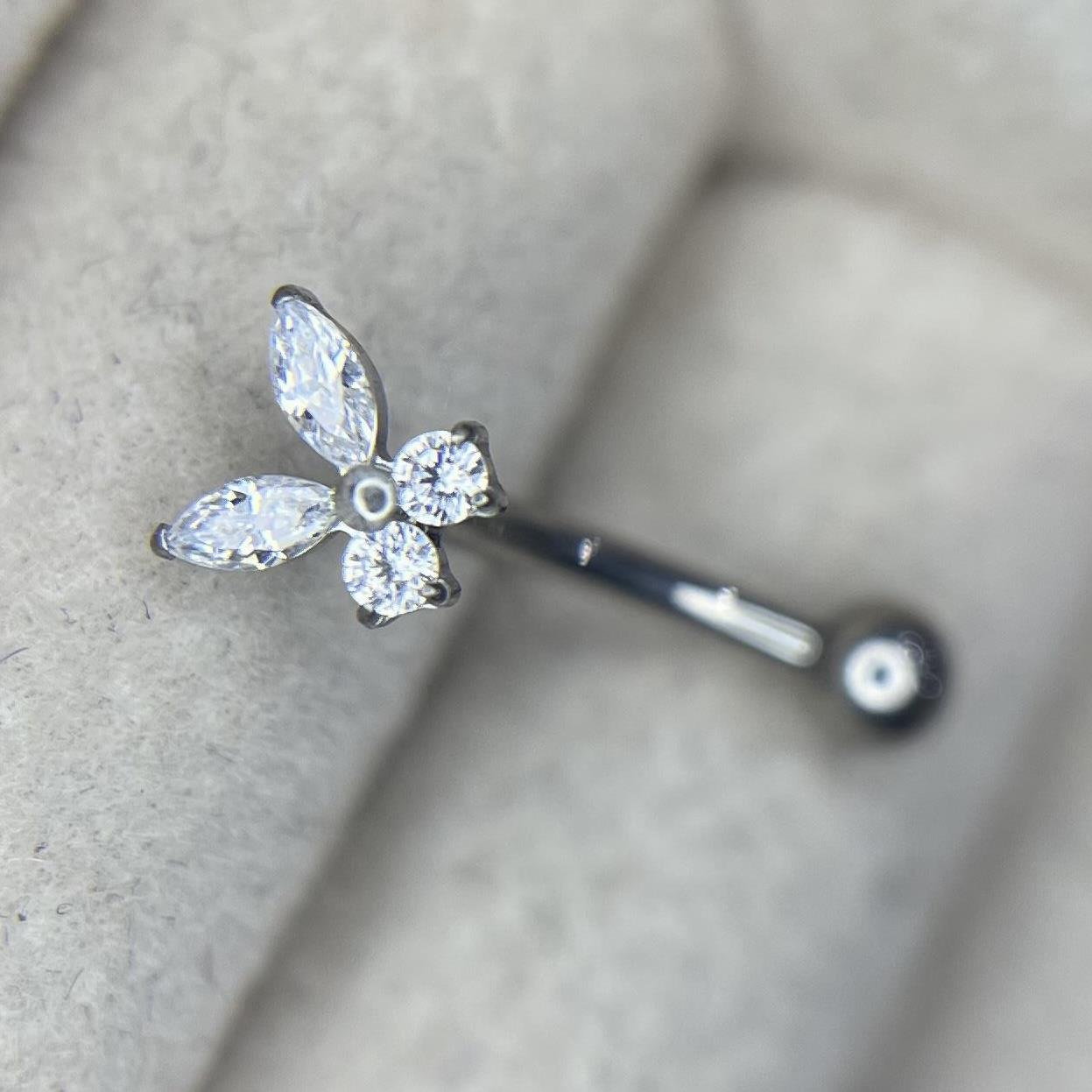 banana titan con bướm trắng đa tình