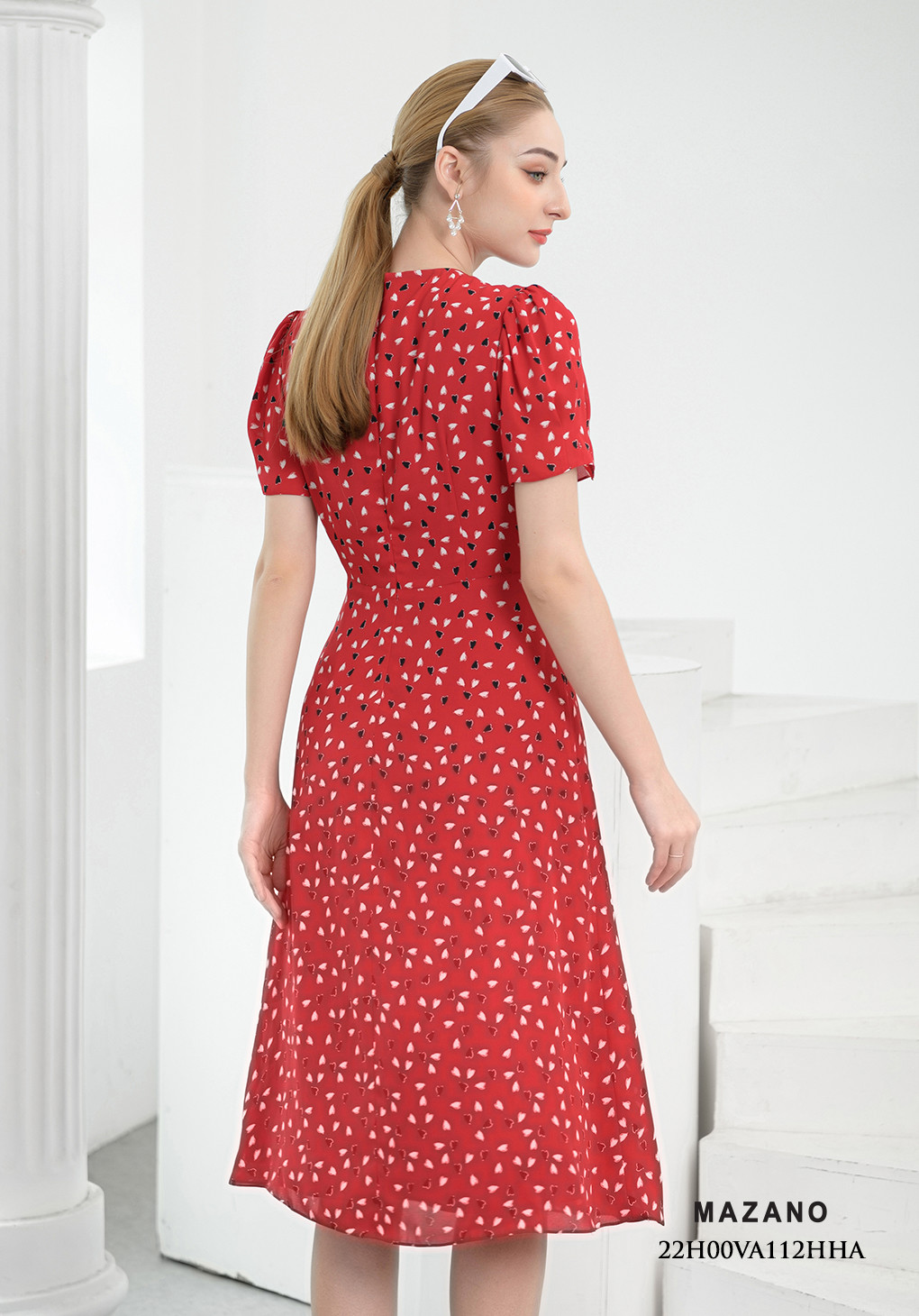 Đầm đỏ họa tiết tay bồng cổ tim