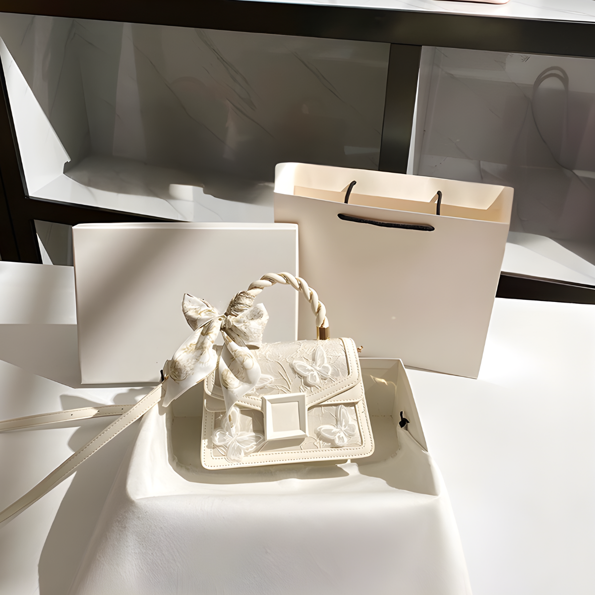 Túi xách nữ UHE_2525 LIA – màu Trắng Kem, phom hộp nắp gập, dây đeo điều chỉnh