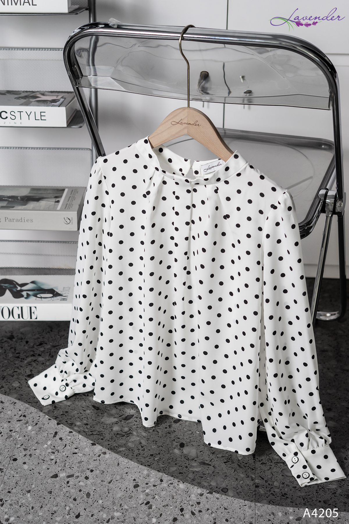 Áo sơ mi trắng tay dài chấm bi đen A4205