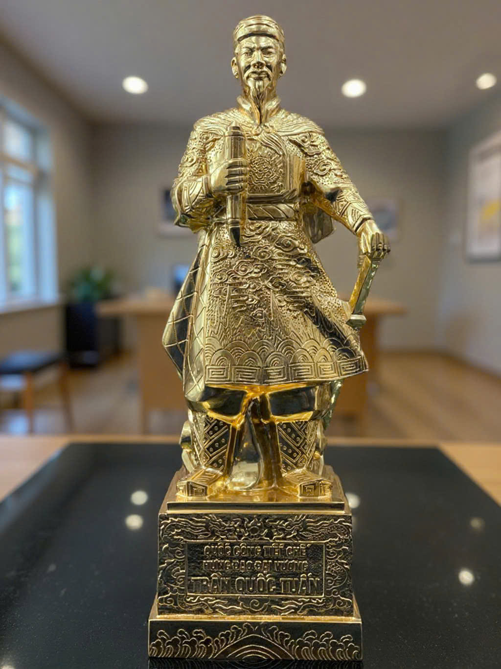 Tượng trần hưng đạo hoa văn nổi dát vàng 9999 KT CAO 50CM_thumbnail_2