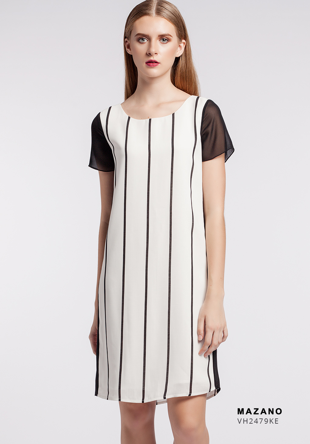 Váy kẻ đen trắng phối cách điệu