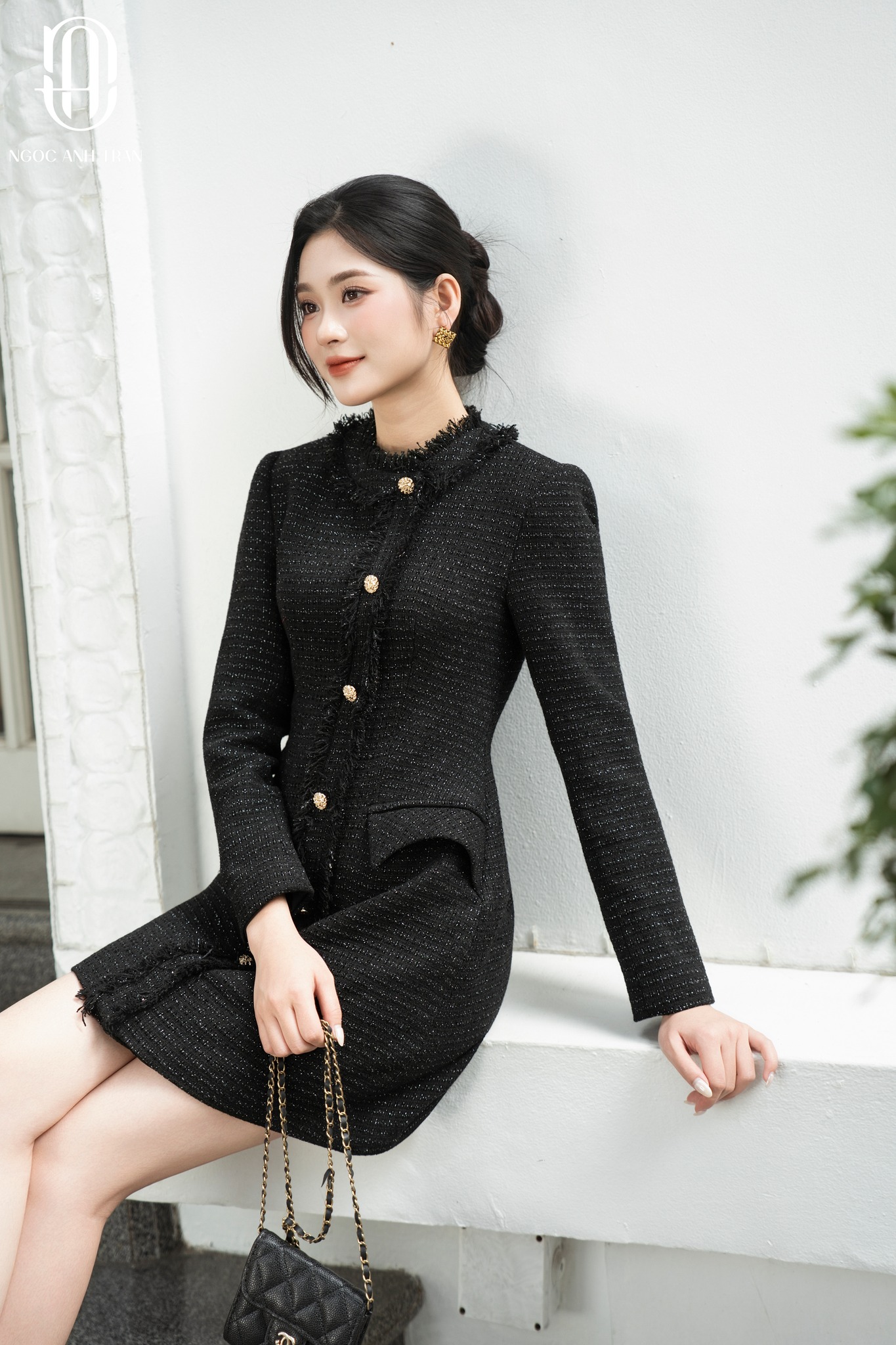 D158 - Đầm dạ đen dài tay phối cục kim loại vàng