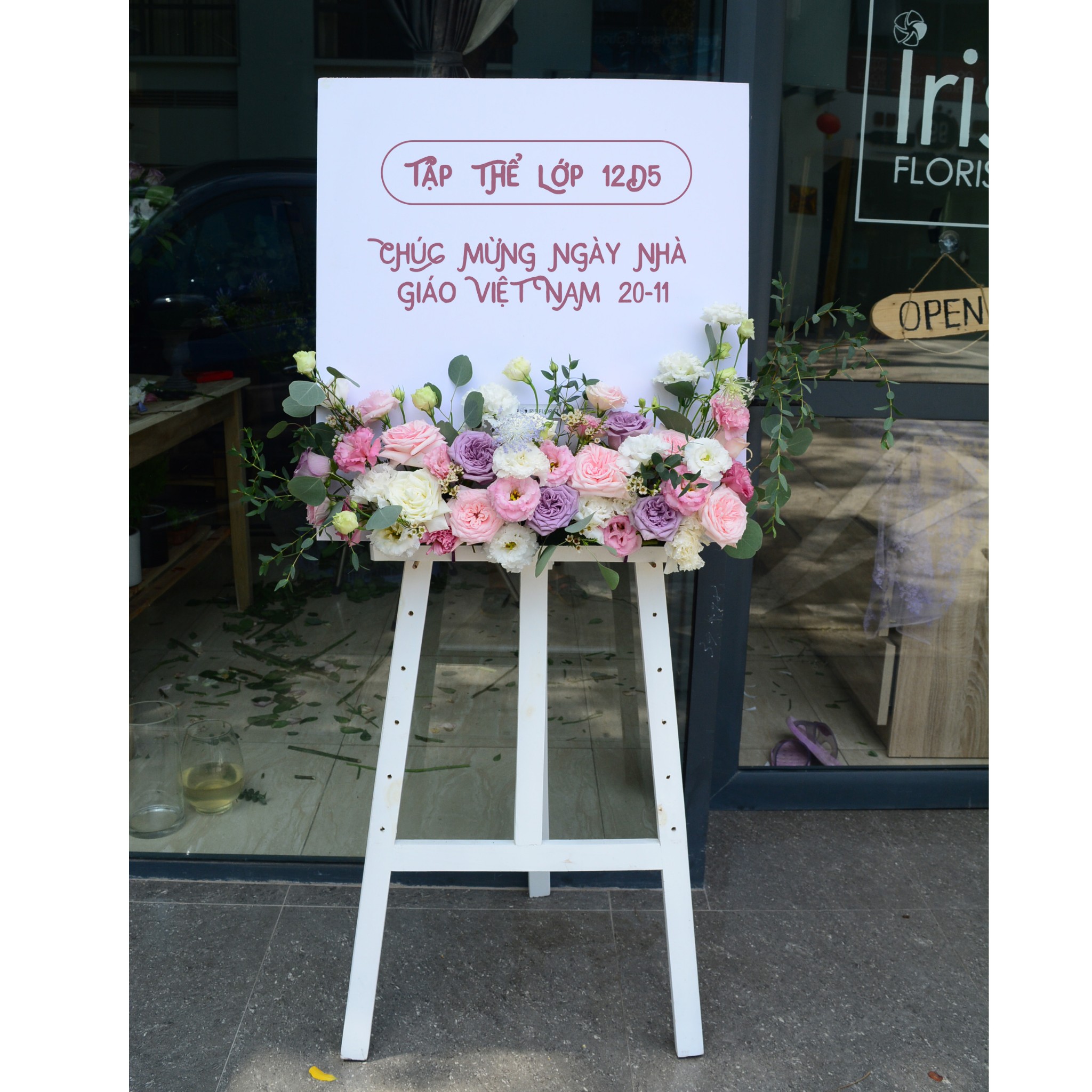 Kệ hoa khai trương - Khung tranh Tone Hồng