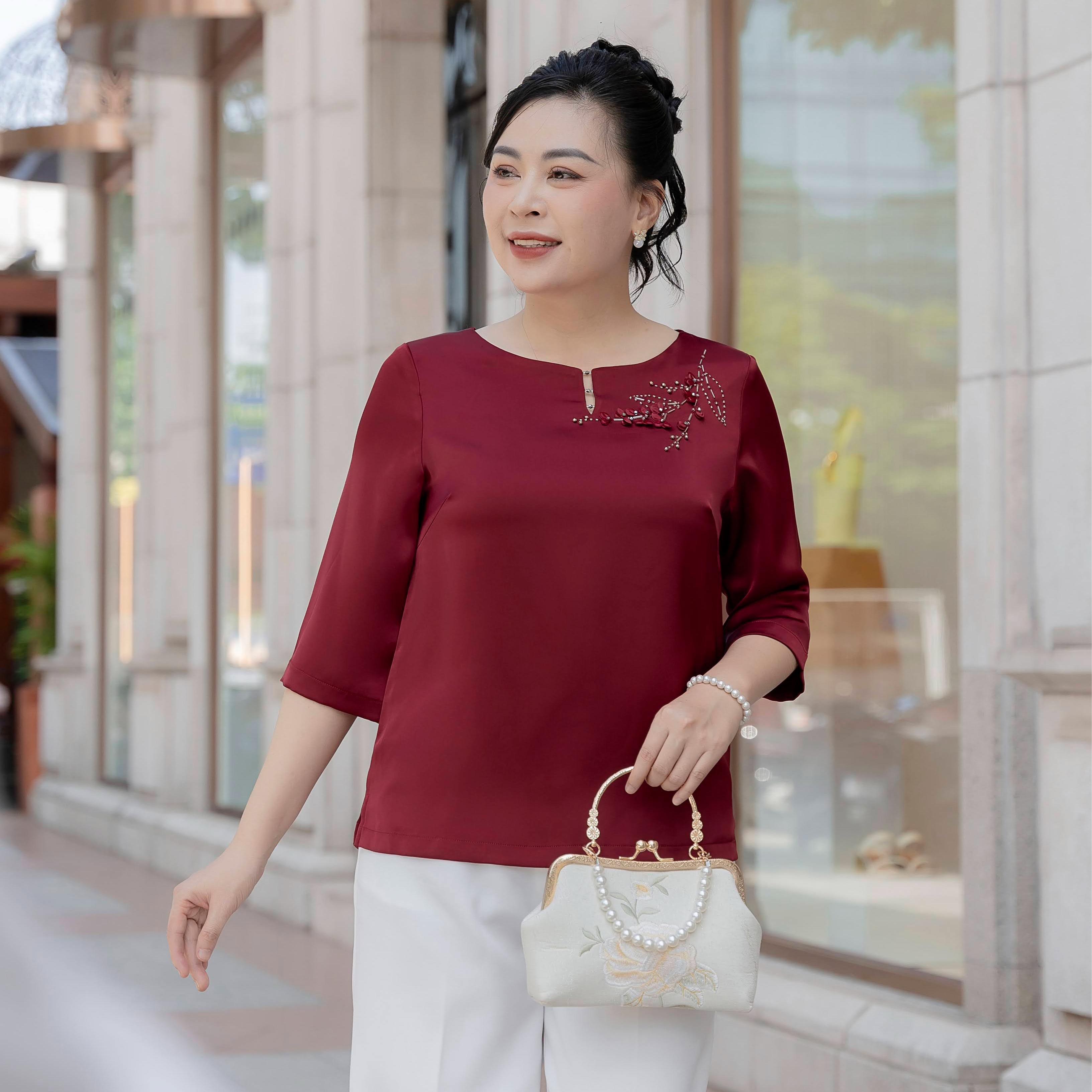 GUMOM - Áo Kiểu Trung Niên U50 U60 Cao Cấp Cổ Tròn Tay Lỡ Thêu Hoa Đính kết hoa và pha lê thủ công Sang Trọng Cho Nữ - Women Nhung Kem Xanh Nho Tua Rua Top Voi_thumbnail_1