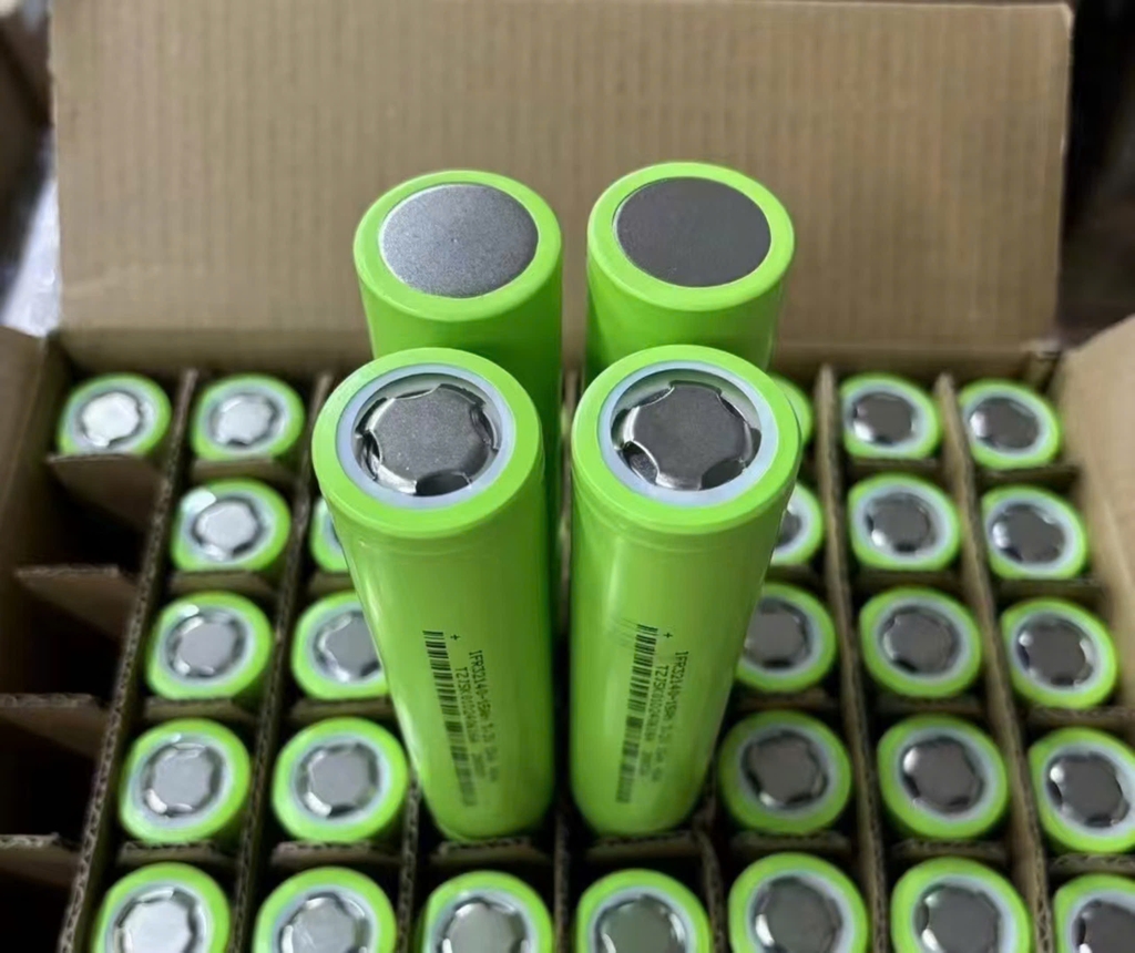 Pin đèn năng lượng mặt trời bao nhiêu vôn? Mức điện áp phổ biến hiện nay