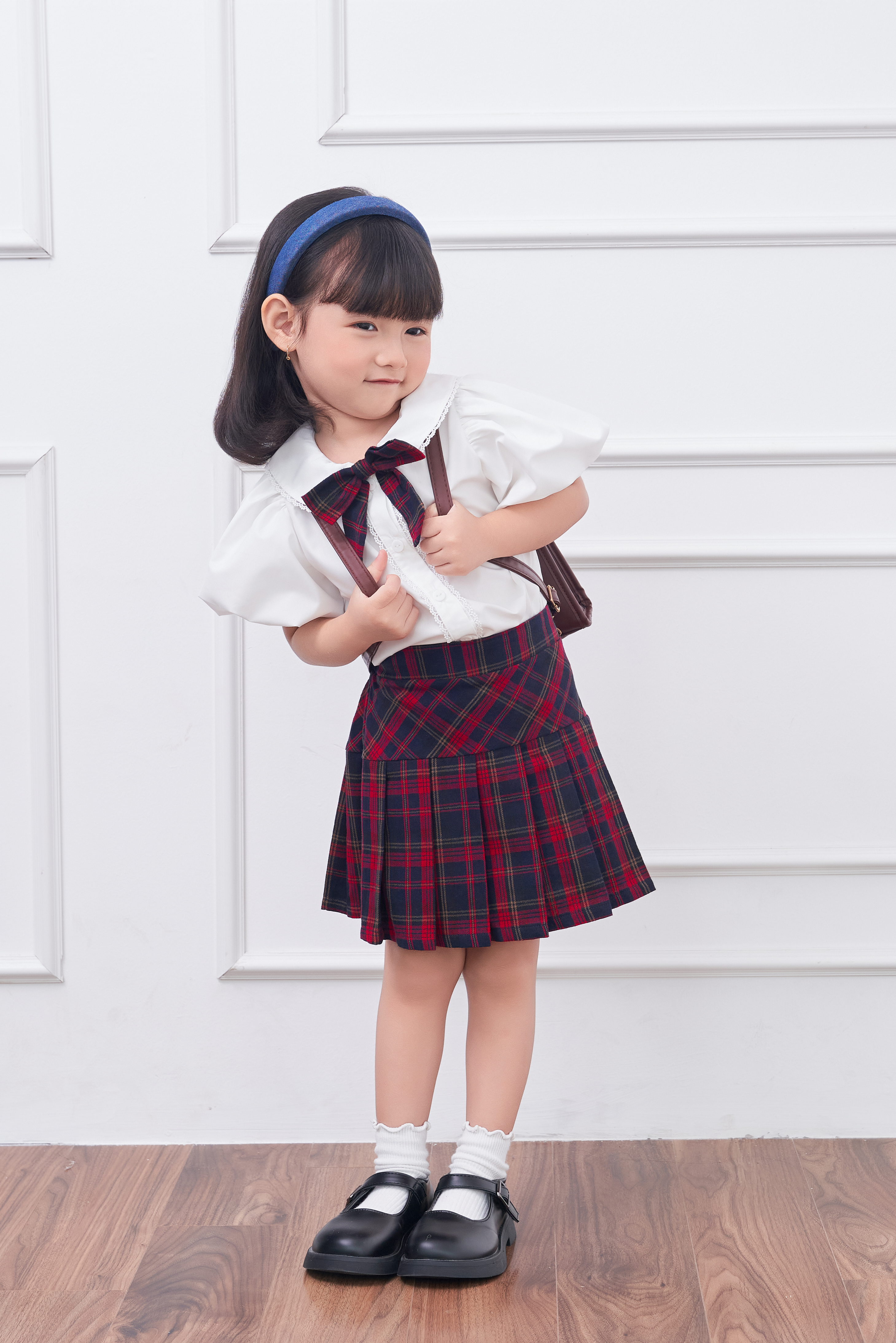 Sơ mi phối ren cổ và nẹp