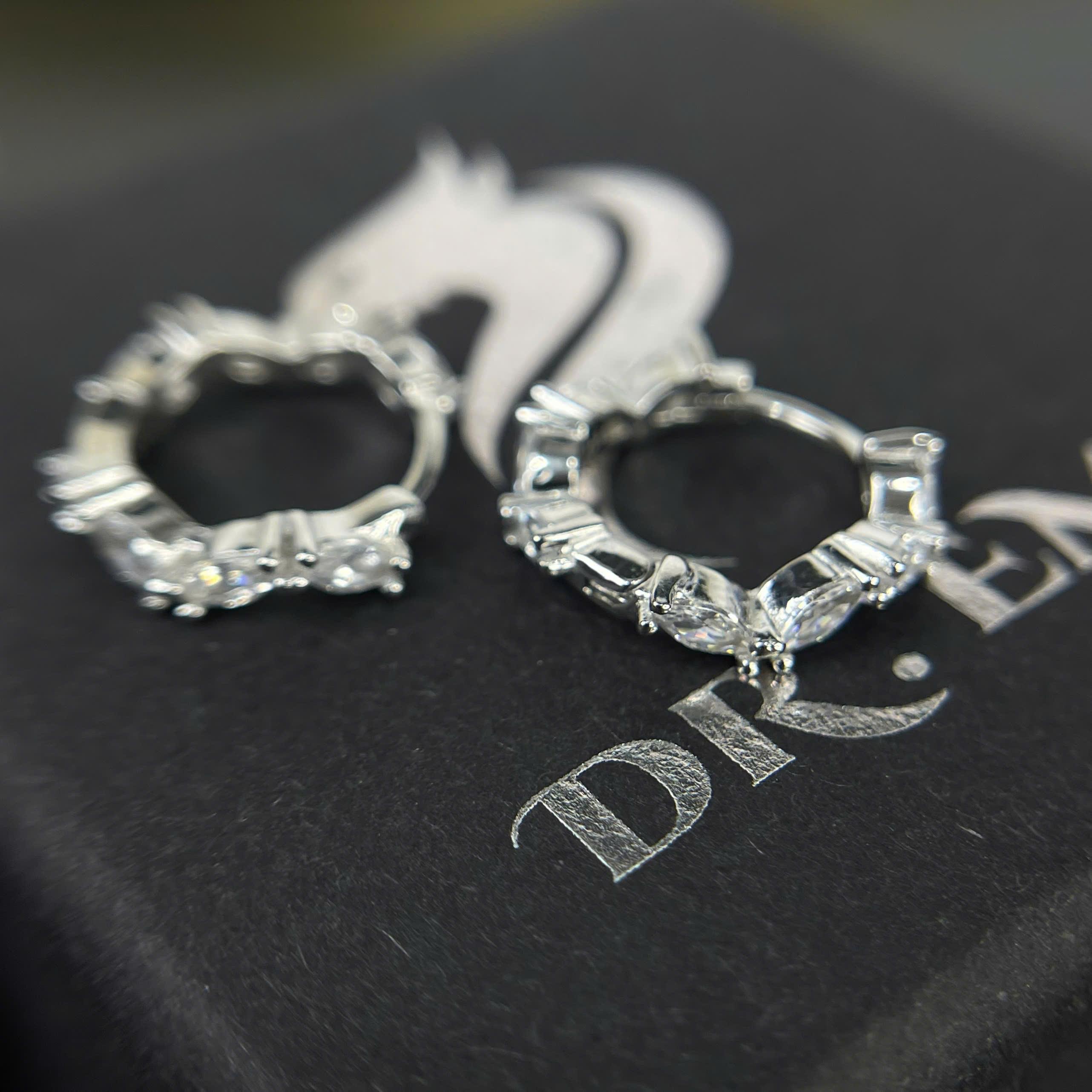 Khuyên vòng bạc 8 kim cương xi bạch kim