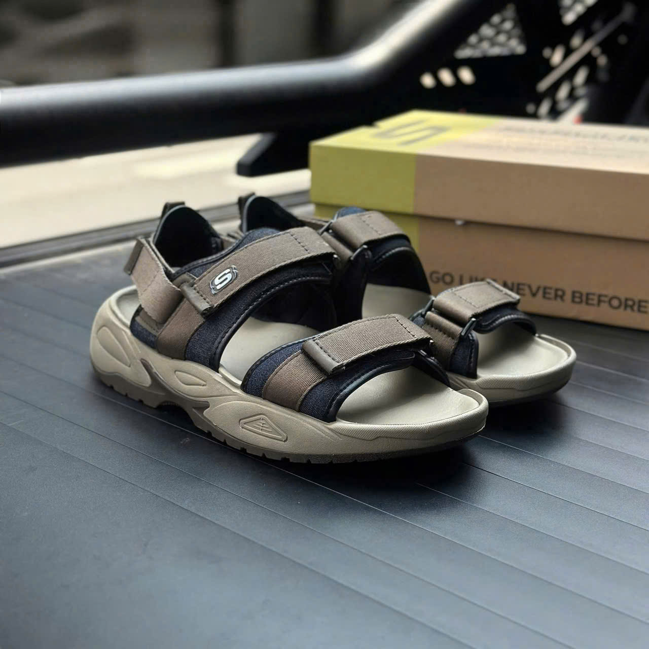 HG7 Sandan nam ( ĐEN TRẮNG )