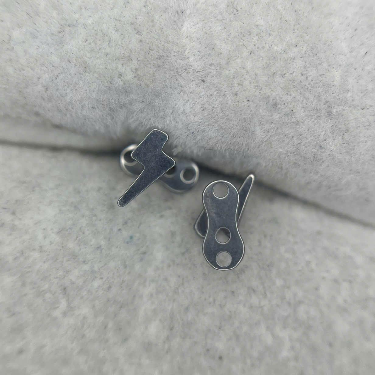 Khuyên cấy titan hình sấm.