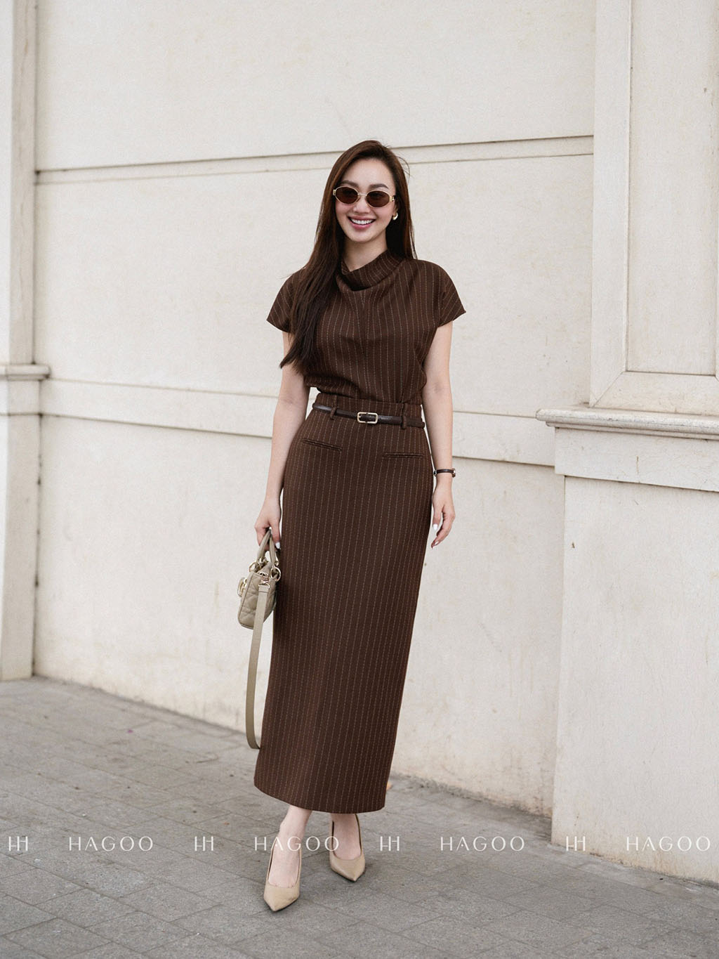 Thiết kể cổ đổ mềm mại kết hợp với tay hến tạo nên vẻ nữ tính rất tinh tế