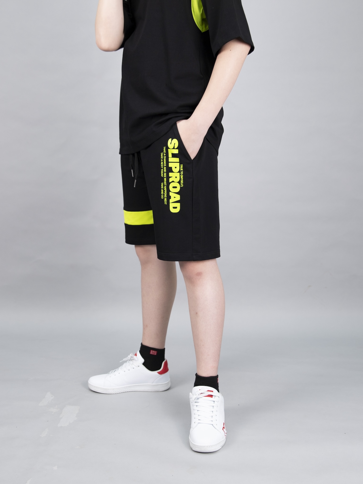 Quần short da cá đen phối neon in Sliproad_thumbnail_2